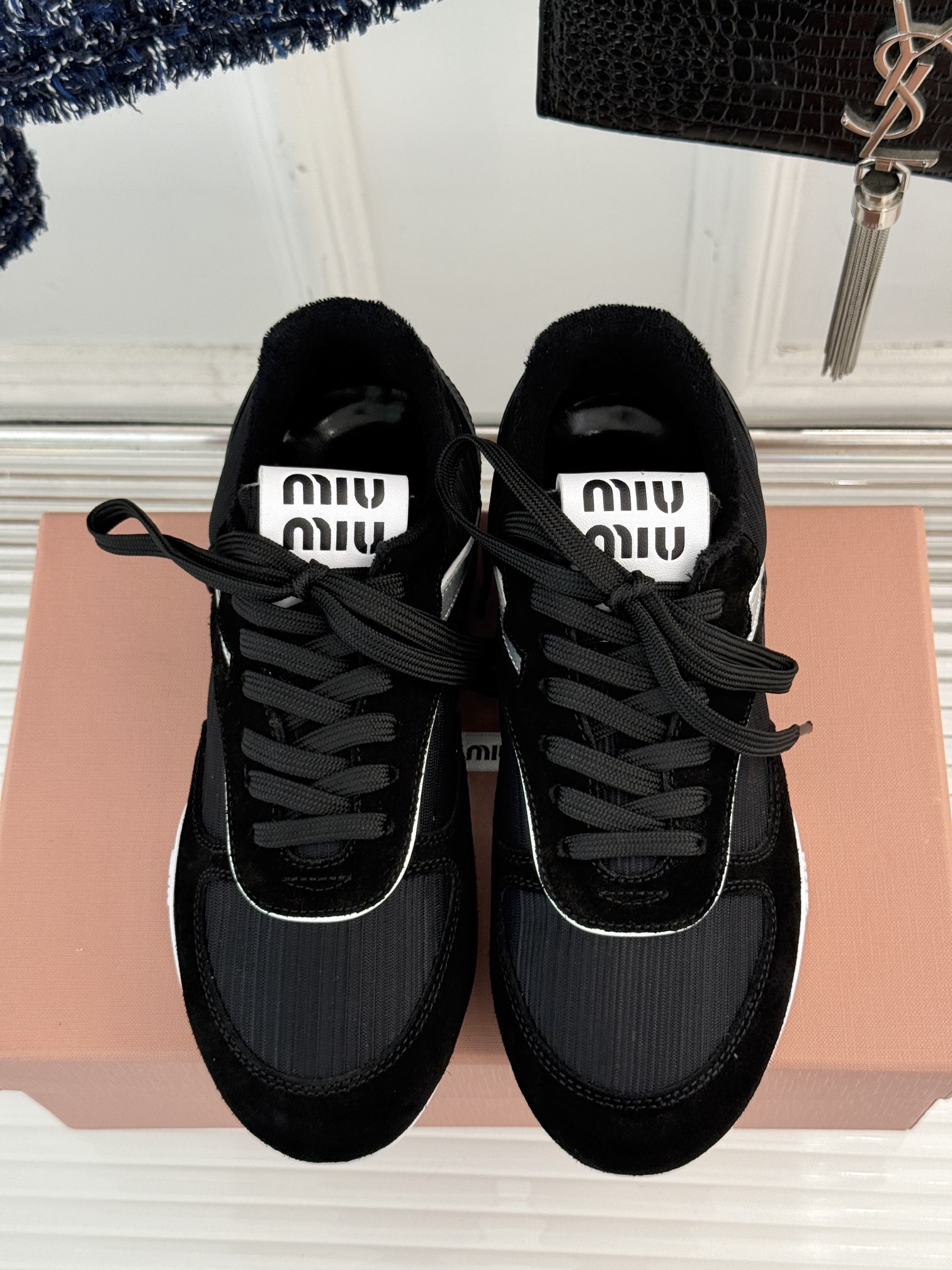 MiuMiu/缪缪25ss早春系列秀场新品运动鞋这双运动鞋引起关注MiuMiu与NewBalance合作