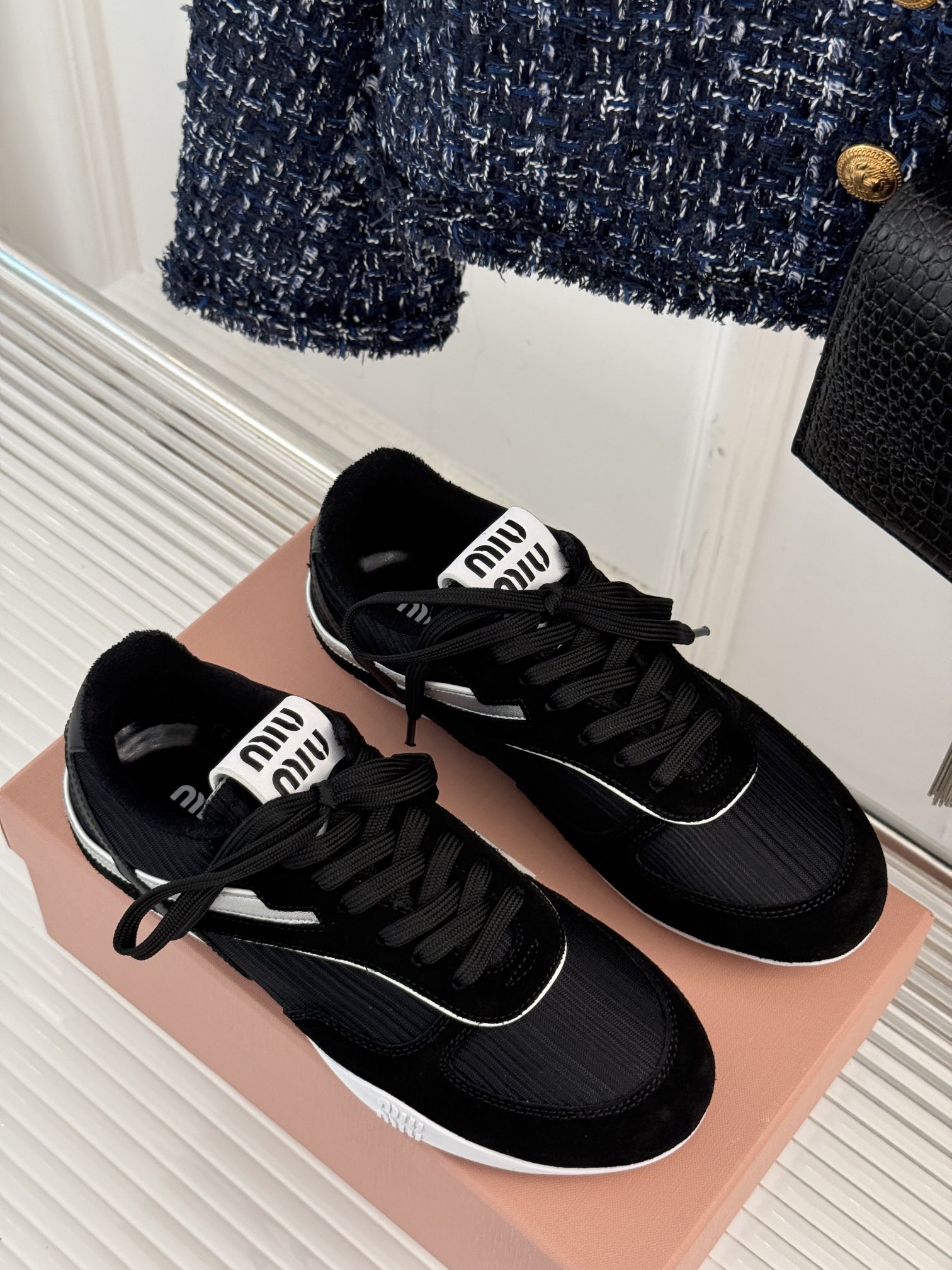 MiuMiu/缪缪25ss早春系列秀场新品运动鞋这双运动鞋引起关注MiuMiu与NewBalance合作