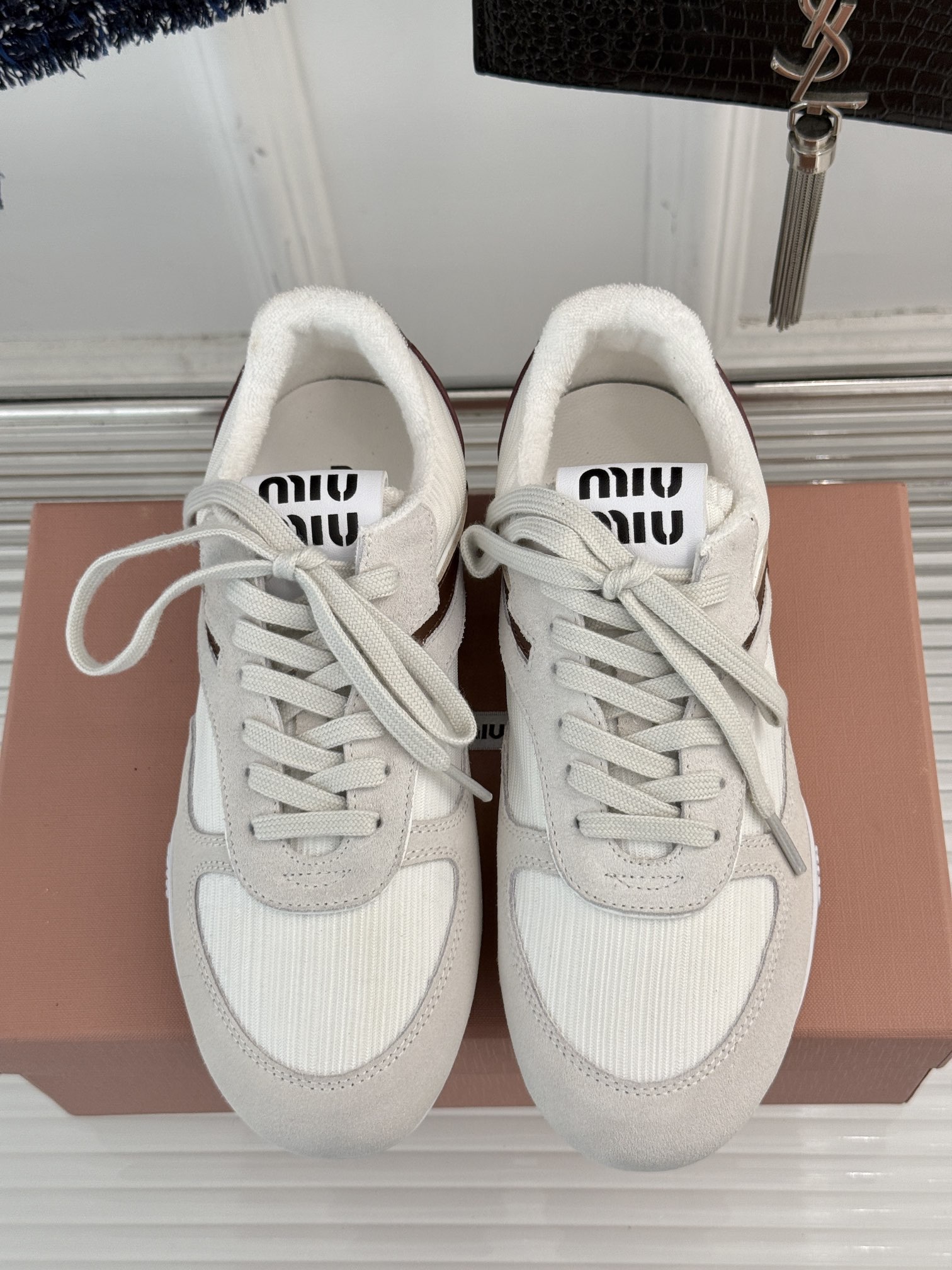 MiuMiu/缪缪25ss早春系列秀场新品运动鞋这双运动鞋引起关注MiuMiu与NewBalance合作