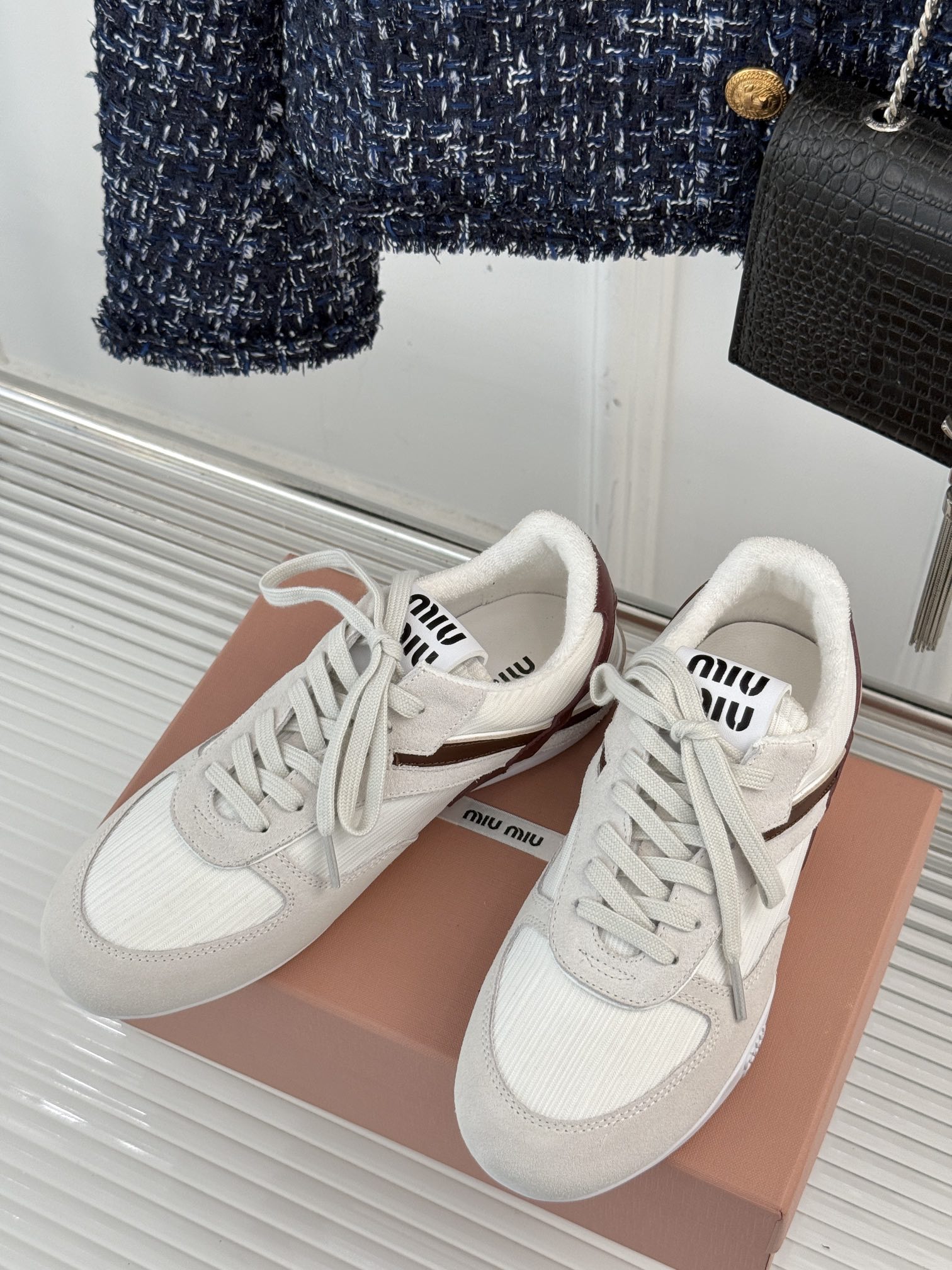 MiuMiu/缪缪25ss早春系列秀场新品运动鞋这双运动鞋引起关注MiuMiu与NewBalance合作