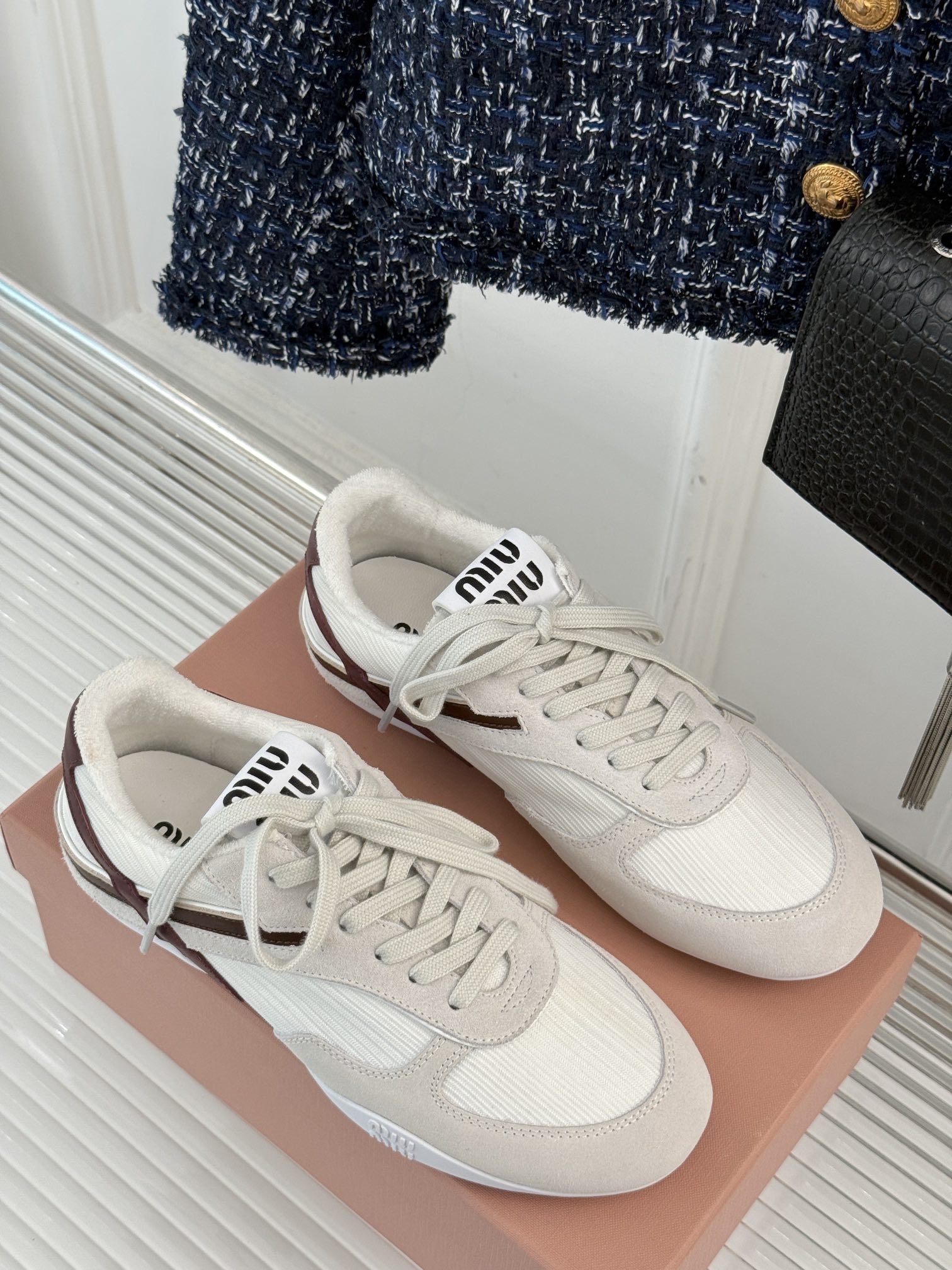 MiuMiu/缪缪25ss早春系列秀场新品运动鞋这双运动鞋引起关注MiuMiu与NewBalance合作