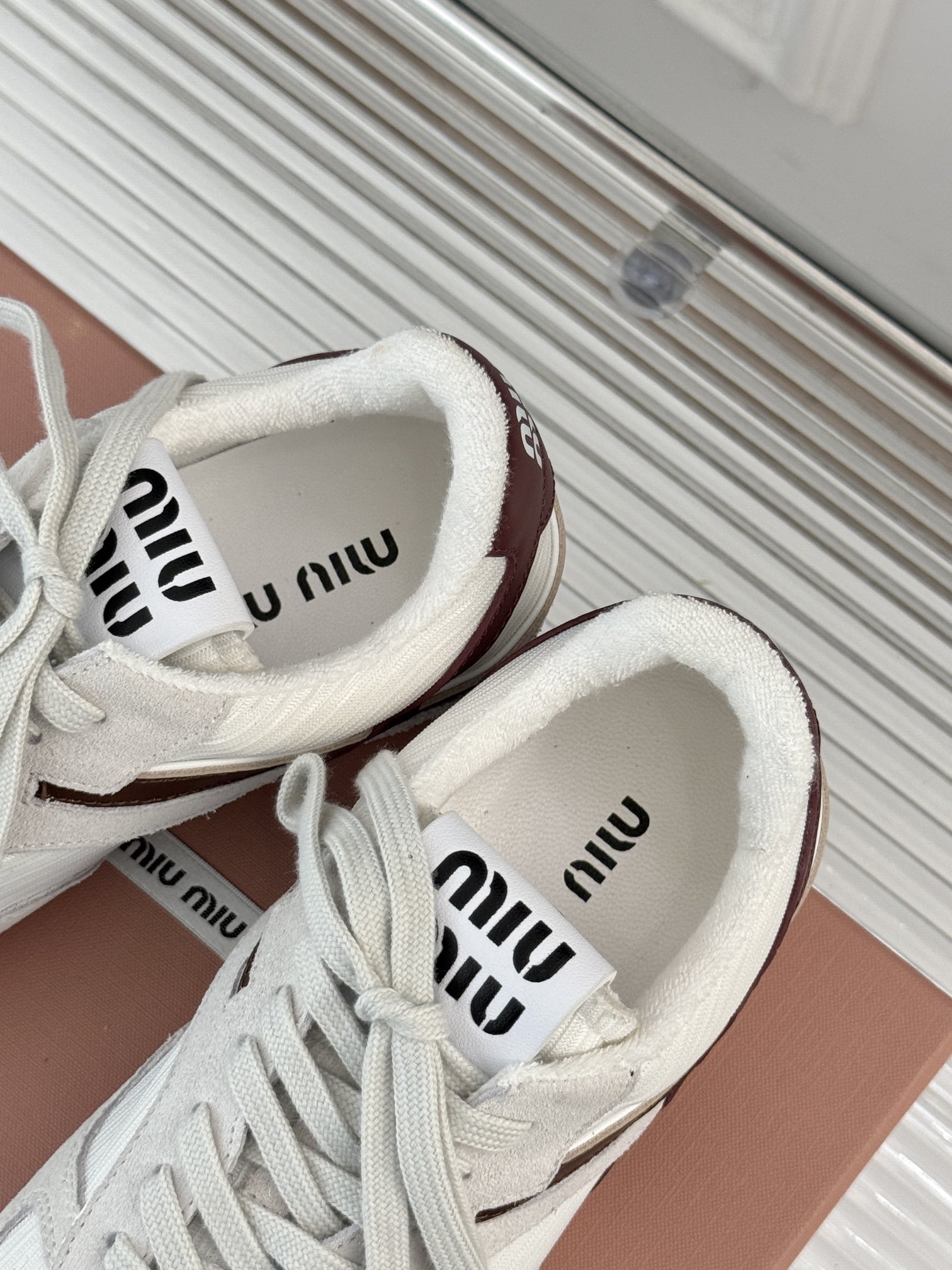 MiuMiu/缪缪25ss早春系列秀场新品运动鞋这双运动鞋引起关注MiuMiu与NewBalance合作