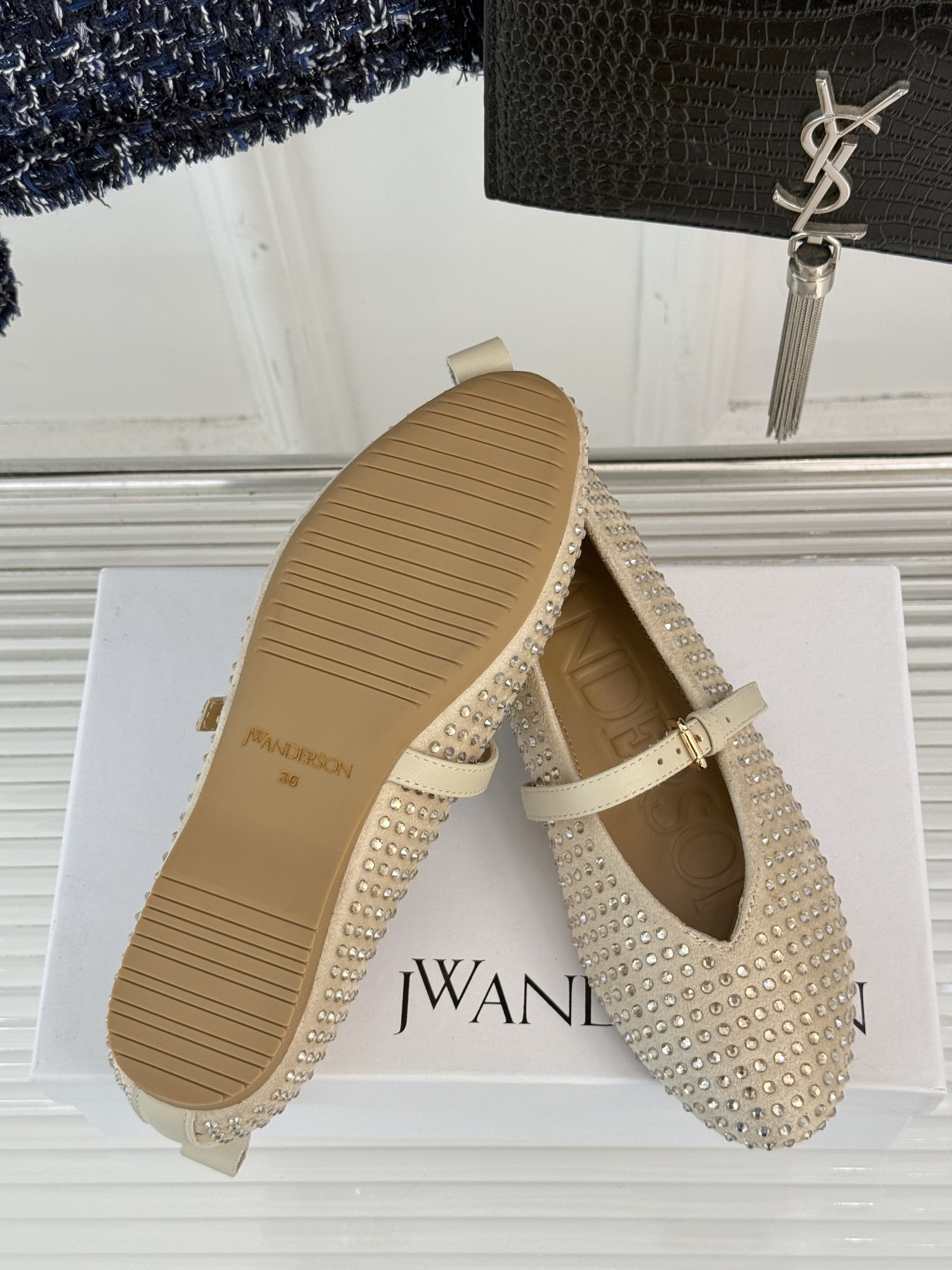 JWAnderson25ss早春新品水钻玛丽珍鞋以玛丽珍的灵动意韵融于日常以现代笔触刻画舞鞋经典轮廓！奢
