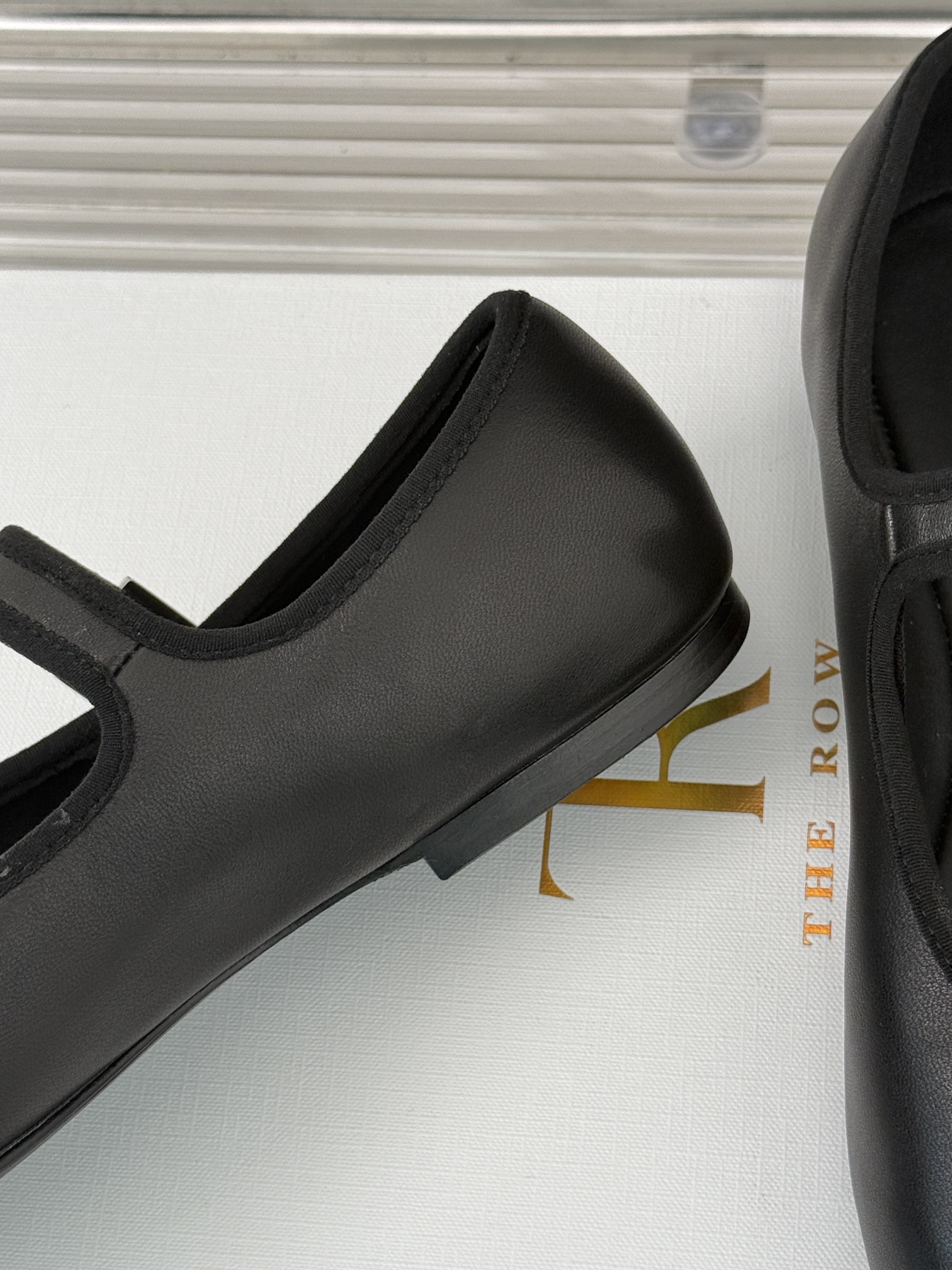 therow24s新品玛丽珍鞋极简主义风格上脚绝对有惊喜鞋面采用进口小牛皮内里进口混种羊皮意大利进口牛皮