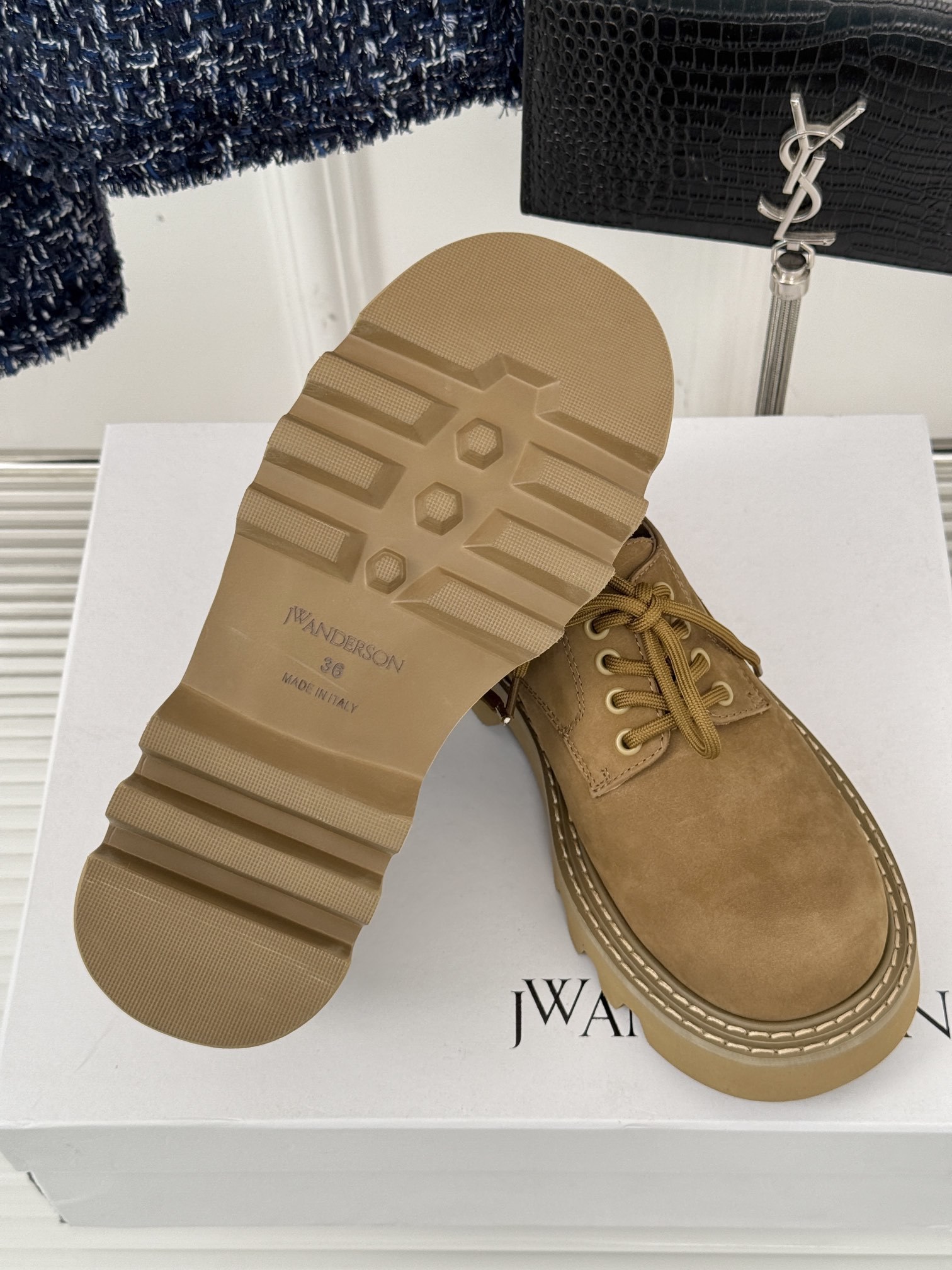 JWAnderson24s走秀秋冬新品松糕厚底小皮鞋!简约大气慵懒法欧风飒爆了灵魂设计创造出经典.设计超