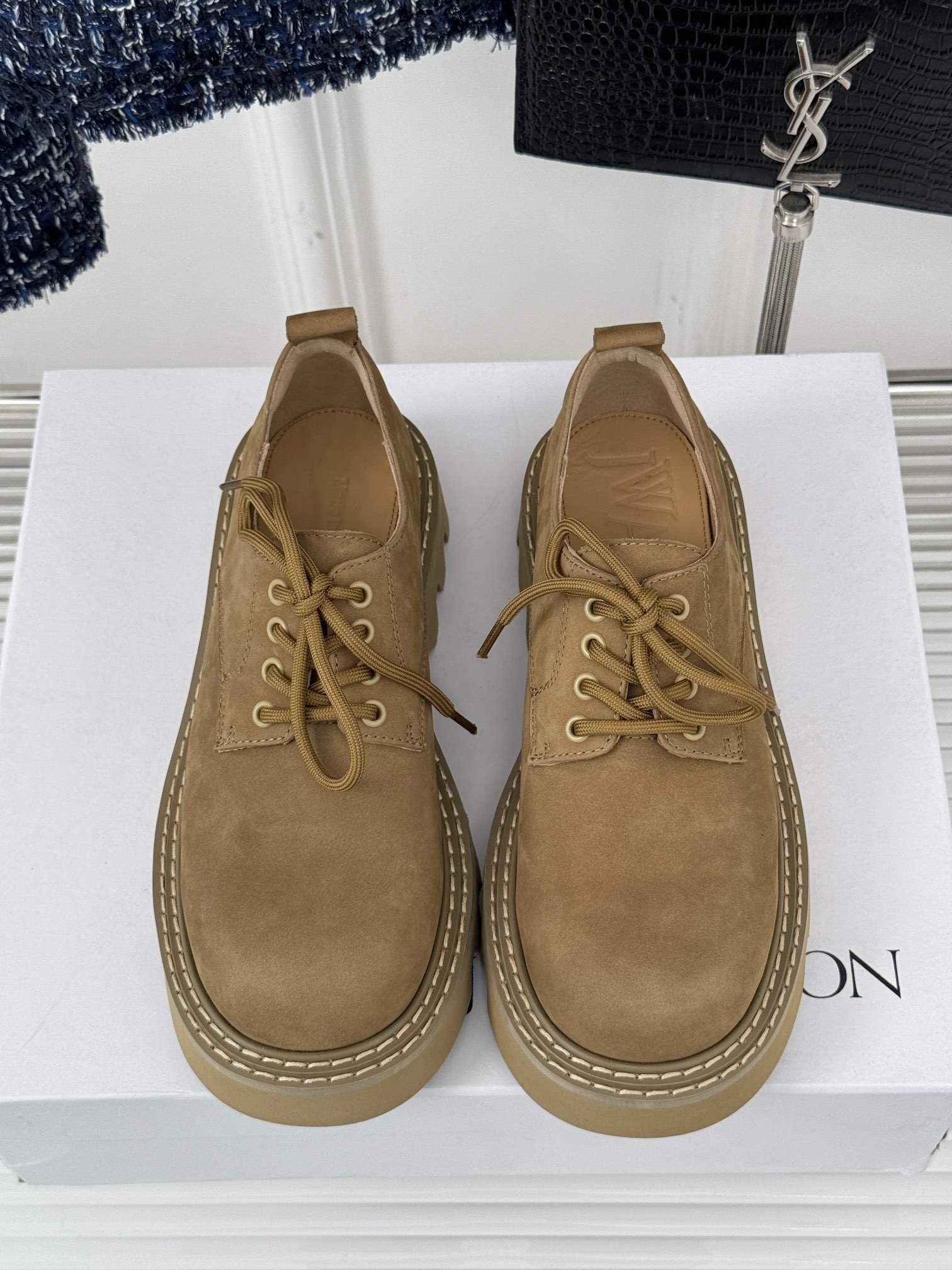 JWAnderson24s走秀秋冬新品松糕厚底小皮鞋!简约大气慵懒法欧风飒爆了灵魂设计创造出经典.设计超