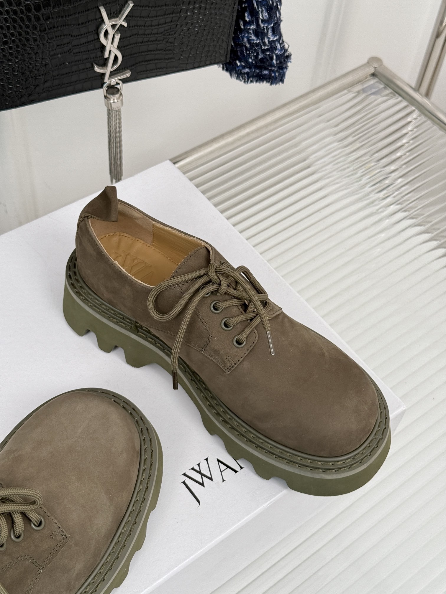 JWAnderson24s走秀秋冬新品松糕厚底小皮鞋!简约大气慵懒法欧风飒爆了灵魂设计创造出经典.设计超
