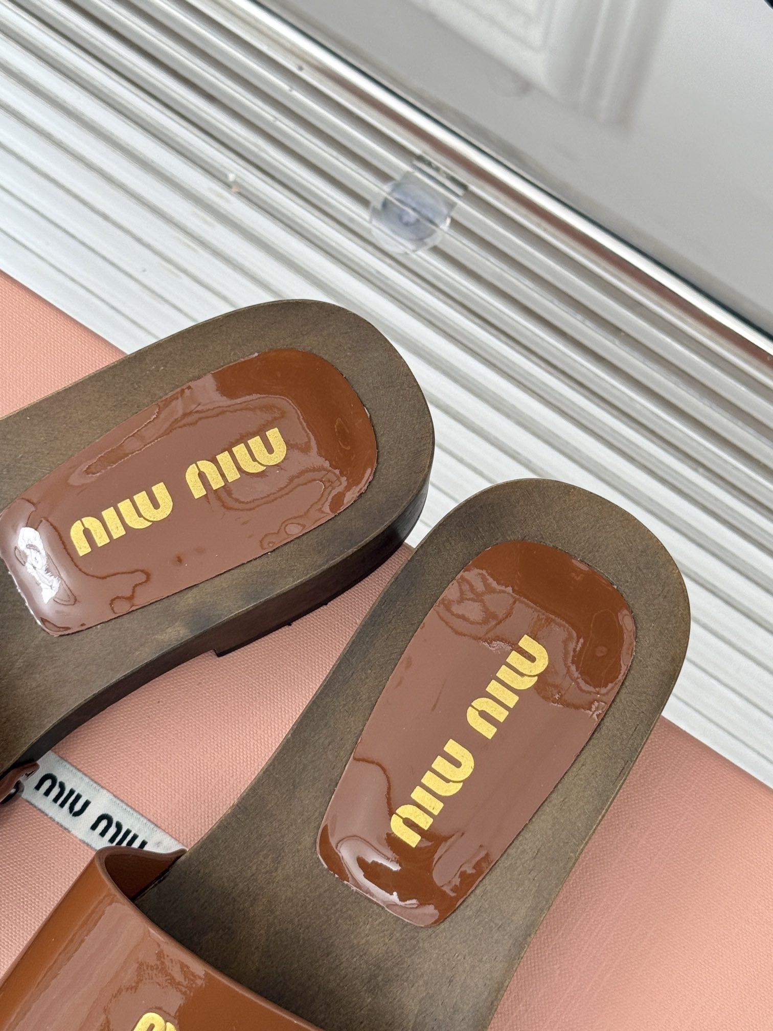 MiuMiu/缪缪25ss早春新品走秀糖果色实木厚底拖鞋这一季的秀场木底拖鞋真的超美高级感十足！上脚非常