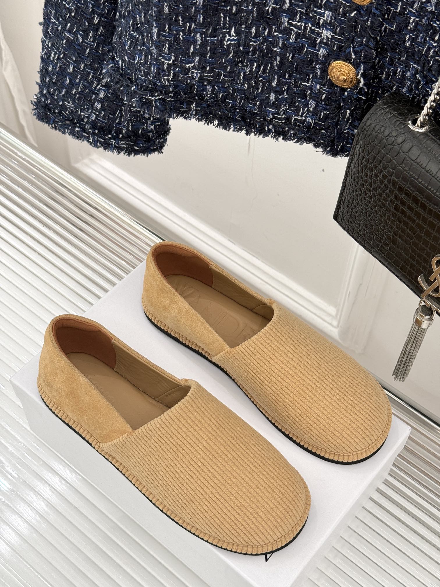 
JW anderson 25SS早春新品乐福鞋
网红大爱的百搭款乐福鞋
原版拆解复刻 😎 
时髦精必入
