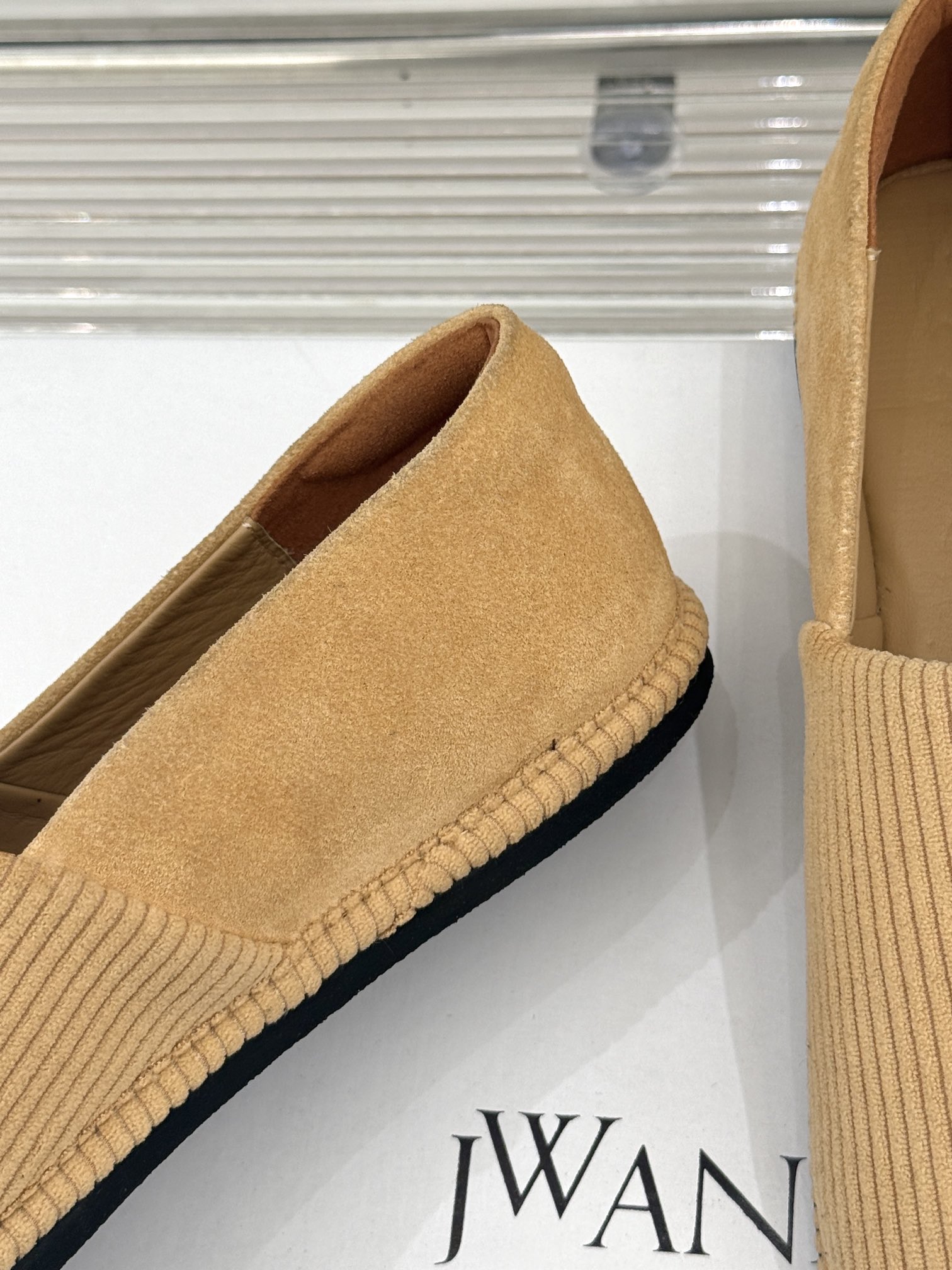 
JW anderson 25SS早春新品乐福鞋
网红大爱的百搭款乐福鞋
原版拆解复刻 😎 
时髦精必入