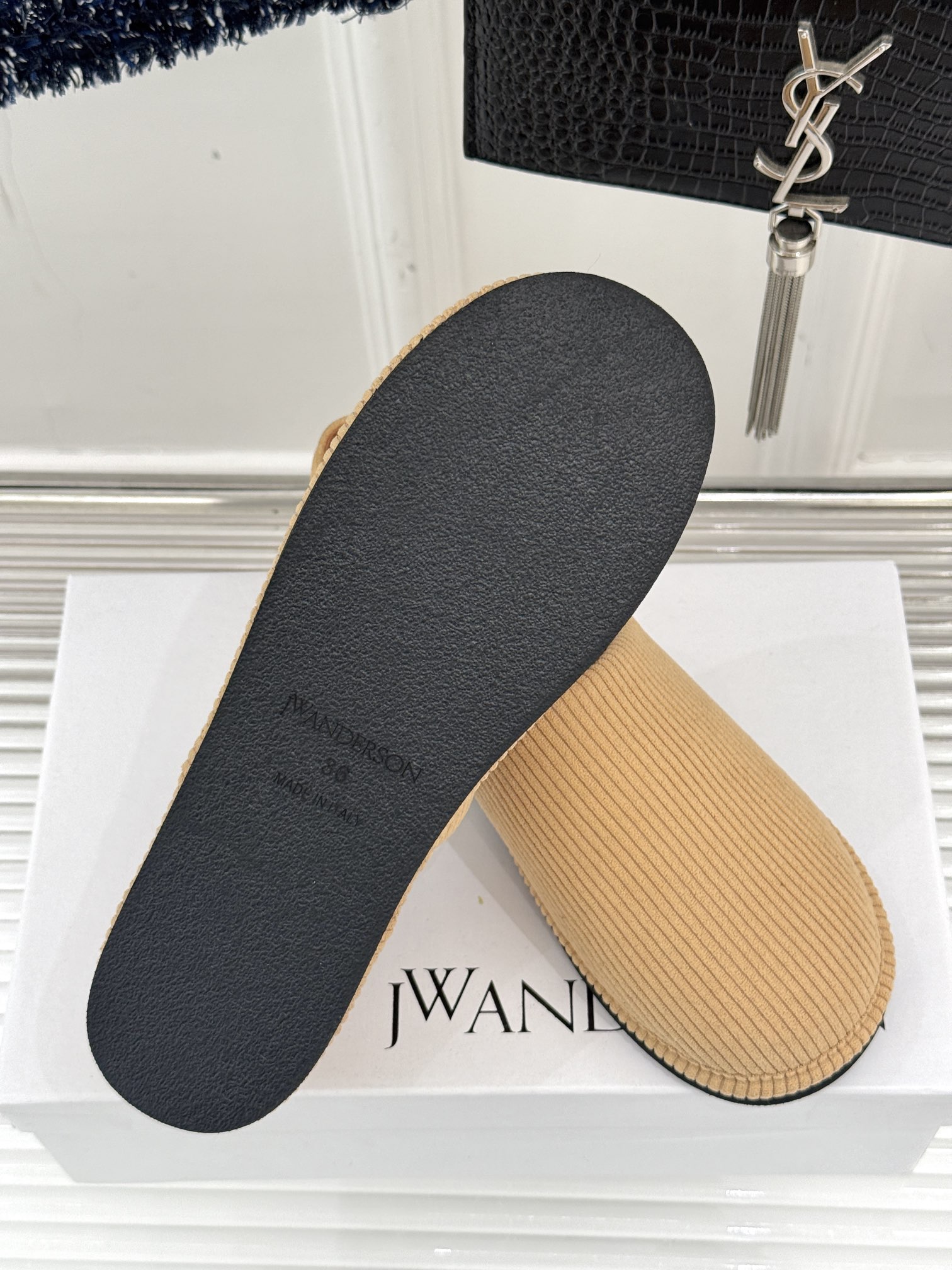 
JW anderson 25SS早春新品乐福鞋
网红大爱的百搭款乐福鞋
原版拆解复刻 😎 
时髦精必入