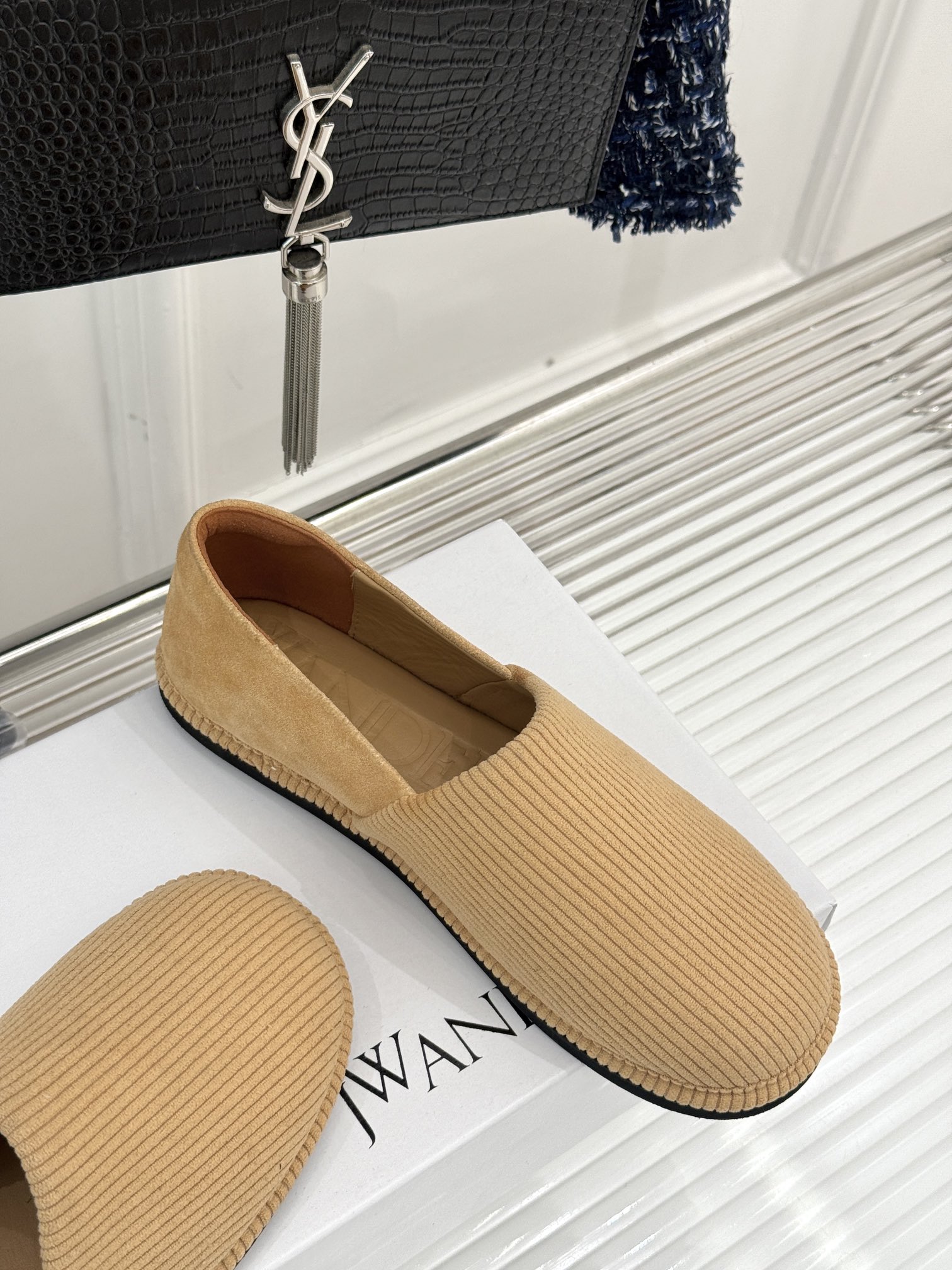 
JW anderson 25SS早春新品乐福鞋
网红大爱的百搭款乐福鞋
原版拆解复刻 😎 
时髦精必入