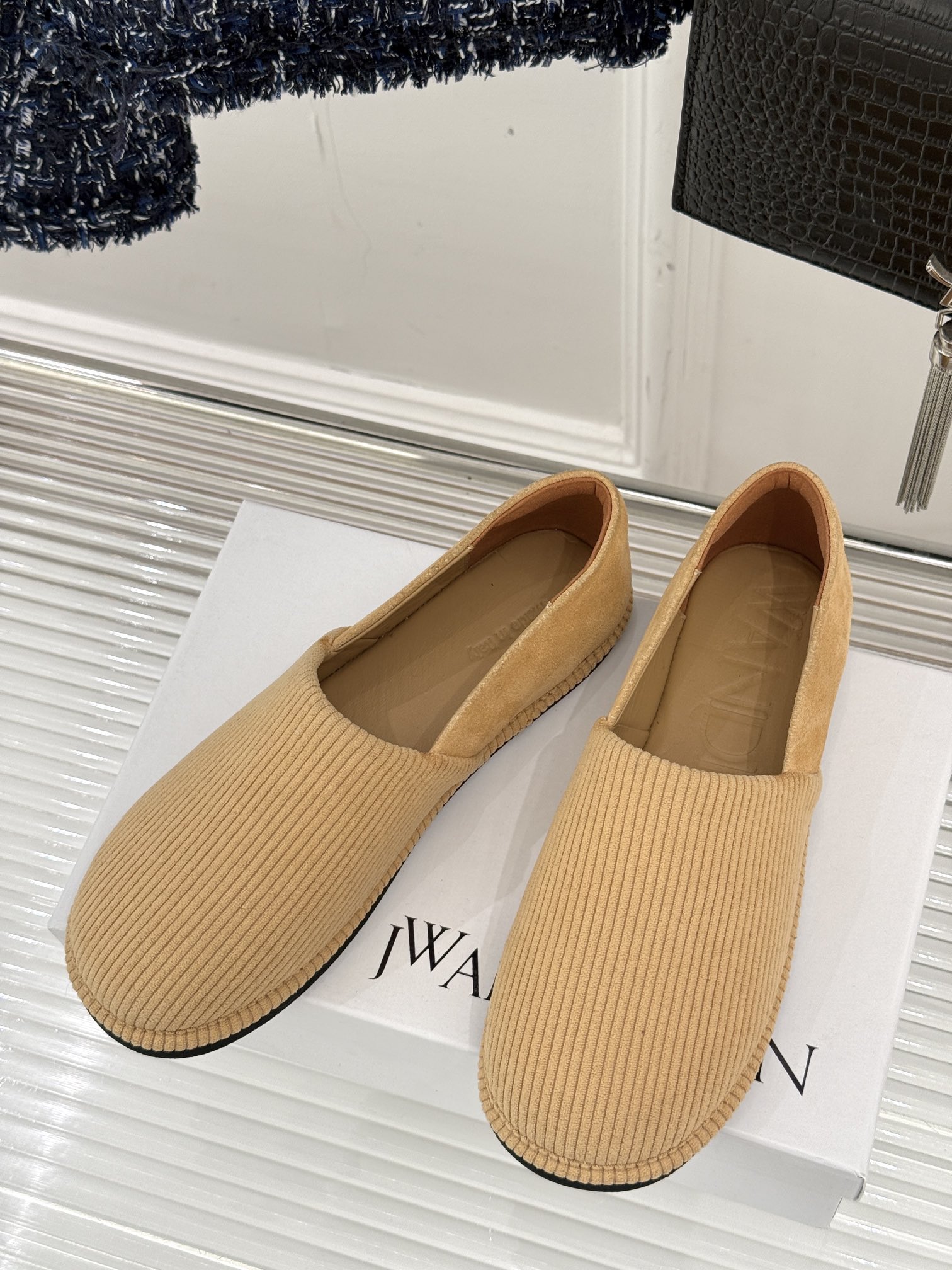 
JW anderson 25SS早春新品乐福鞋
网红大爱的百搭款乐福鞋
原版拆解复刻 😎 
时髦精必入