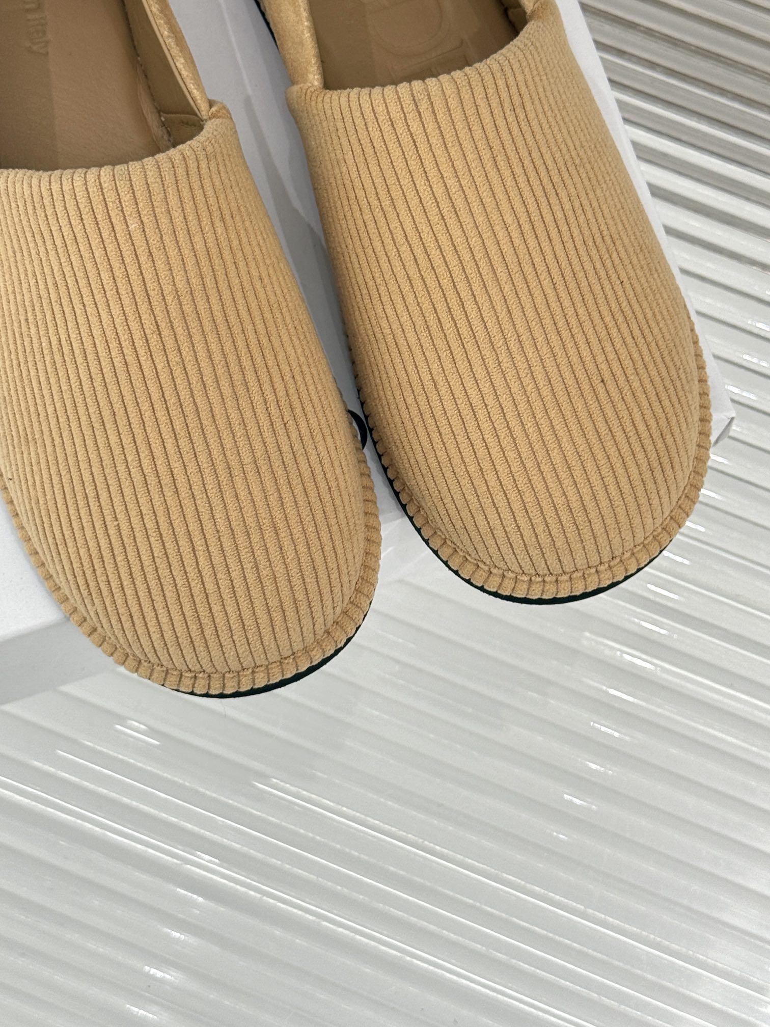 
JW anderson 25SS早春新品乐福鞋
网红大爱的百搭款乐福鞋
原版拆解复刻 😎 
时髦精必入