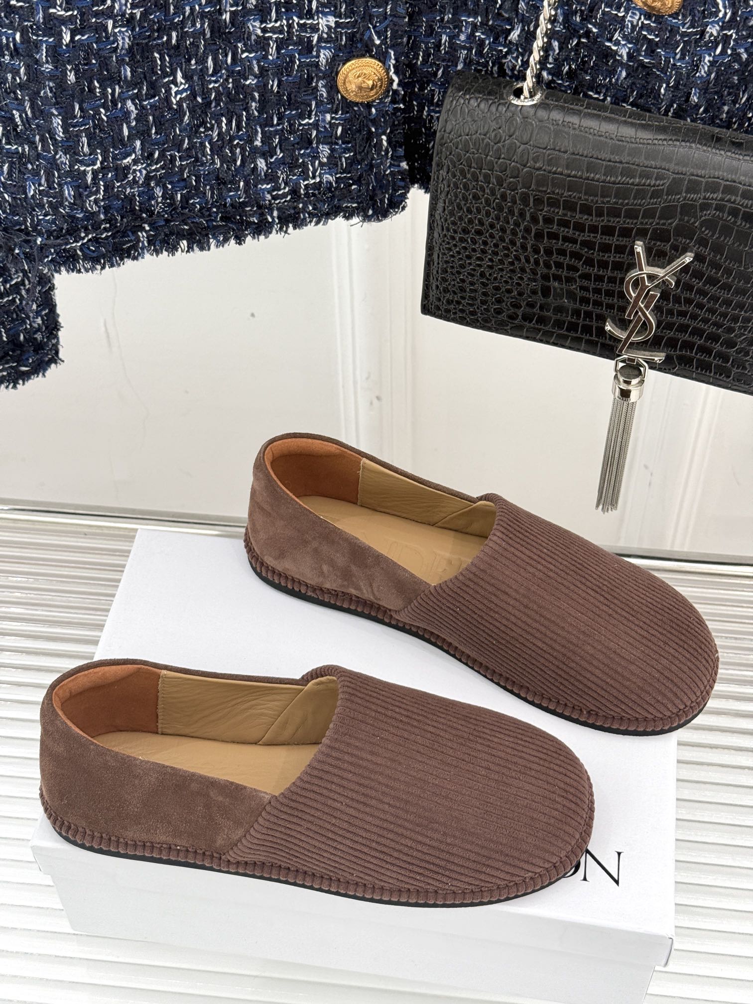 
JW anderson 25SS早春新品乐福鞋
网红大爱的百搭款乐福鞋
原版拆解复刻 😎 
时髦精必入