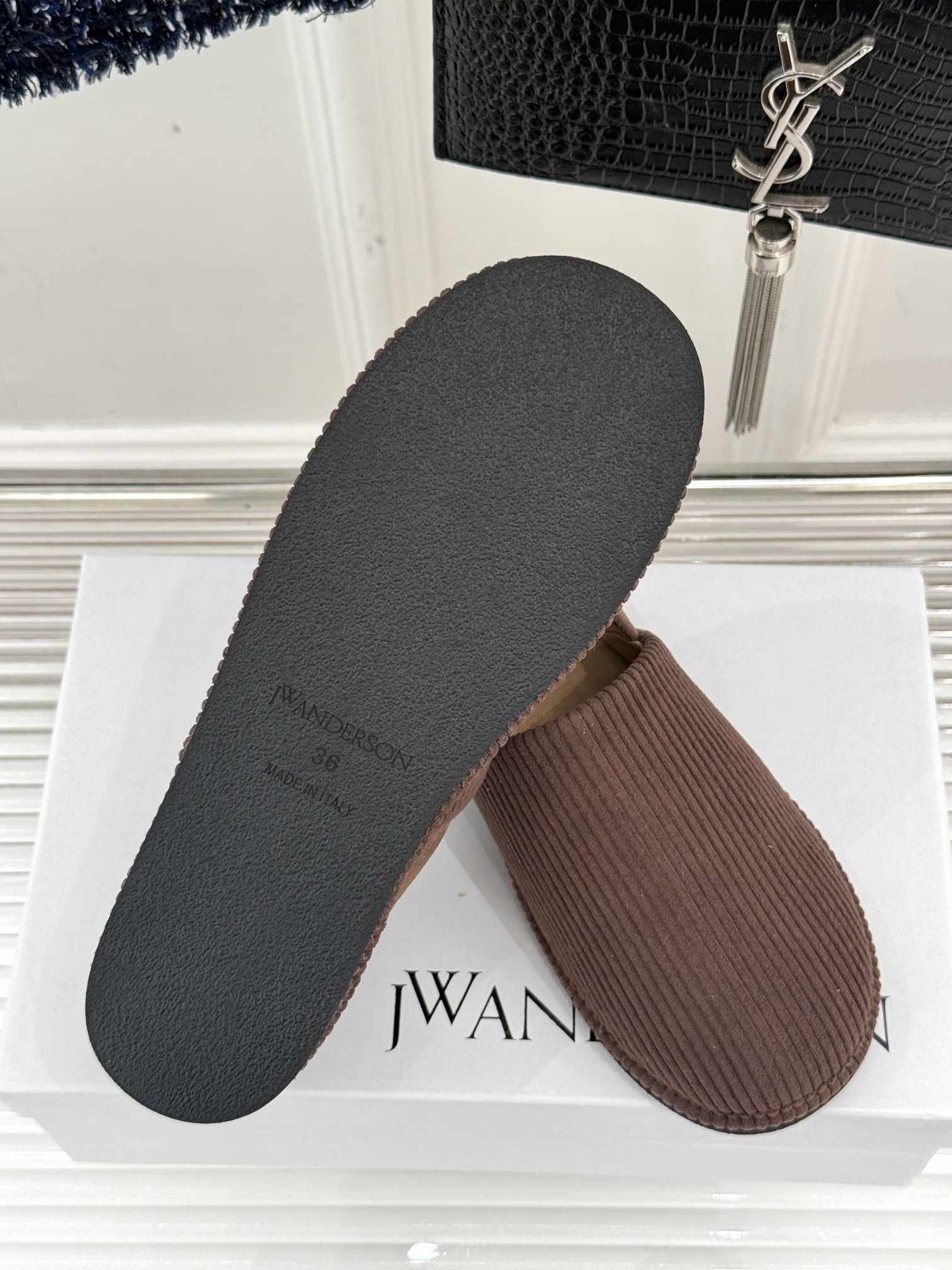 
JW anderson 25SS早春新品乐福鞋
网红大爱的百搭款乐福鞋
原版拆解复刻 😎 
时髦精必入
