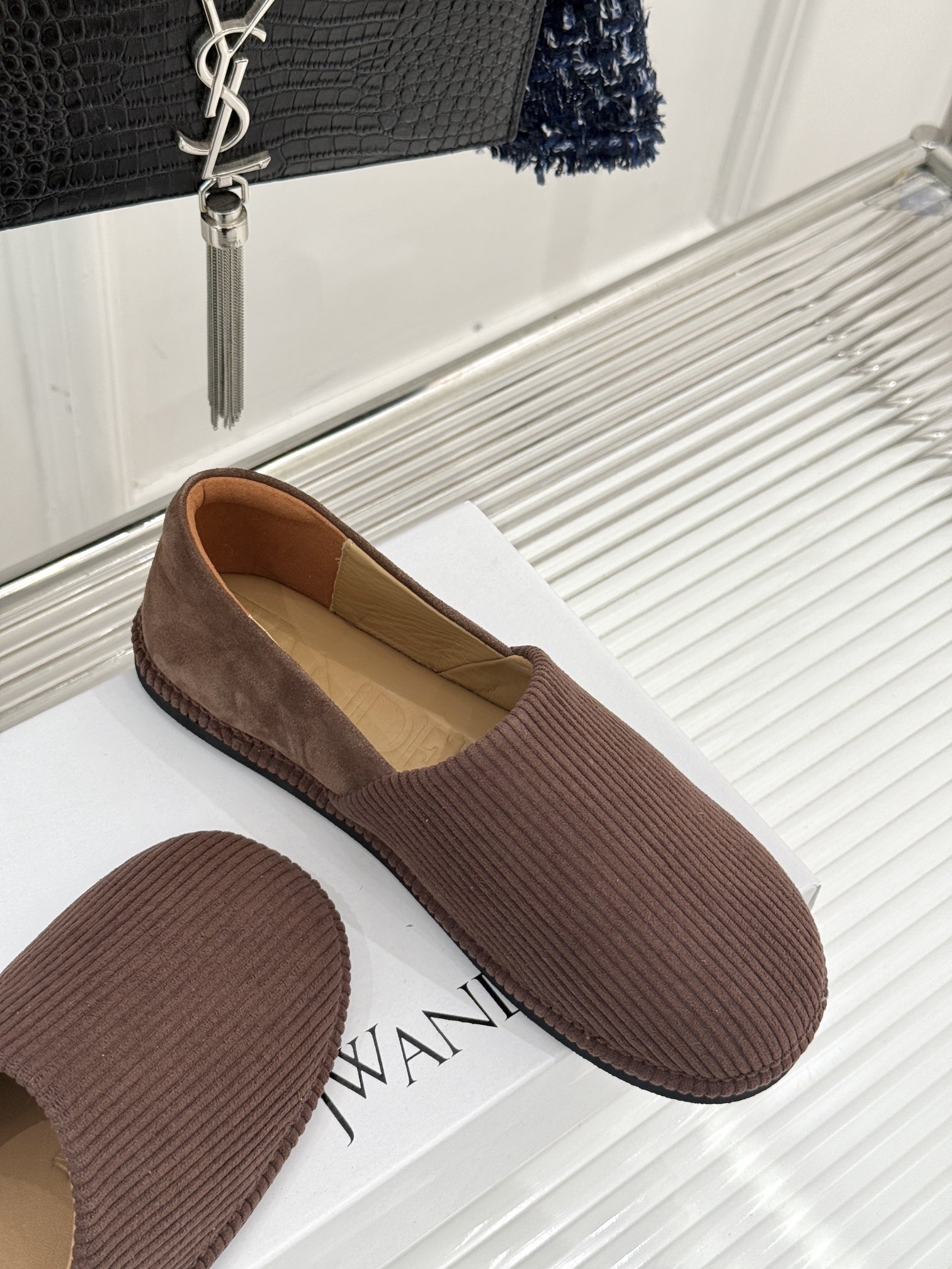
JW anderson 25SS早春新品乐福鞋
网红大爱的百搭款乐福鞋
原版拆解复刻 😎 
时髦精必入