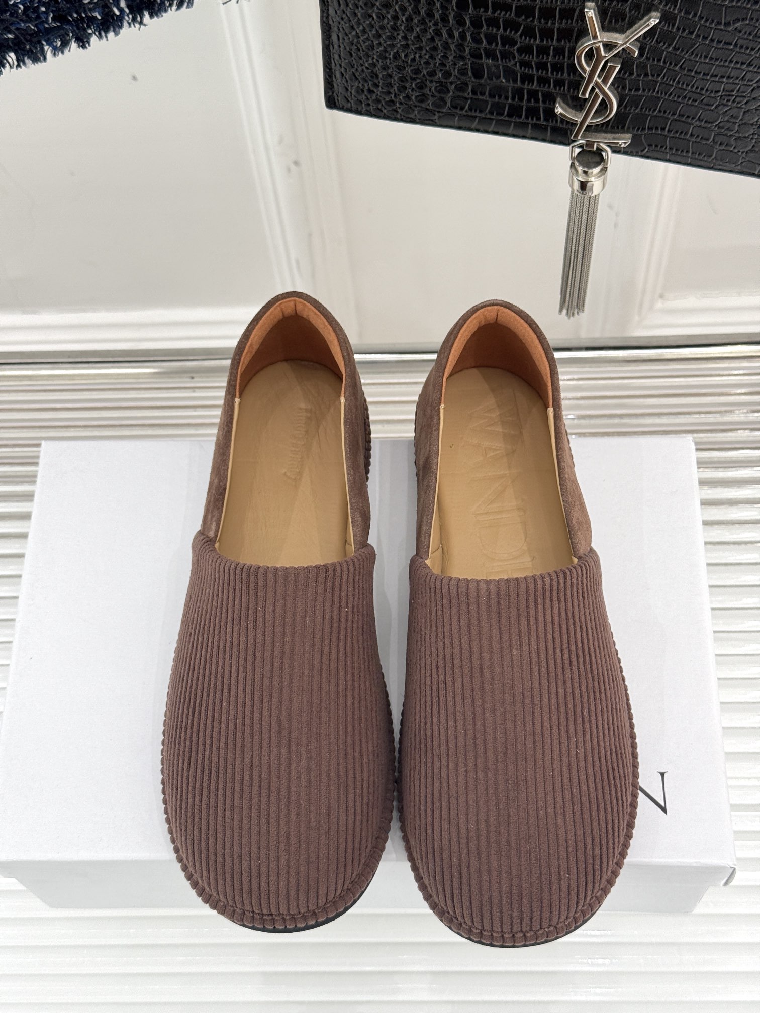 
JW anderson 25SS早春新品乐福鞋
网红大爱的百搭款乐福鞋
原版拆解复刻 😎 
时髦精必入