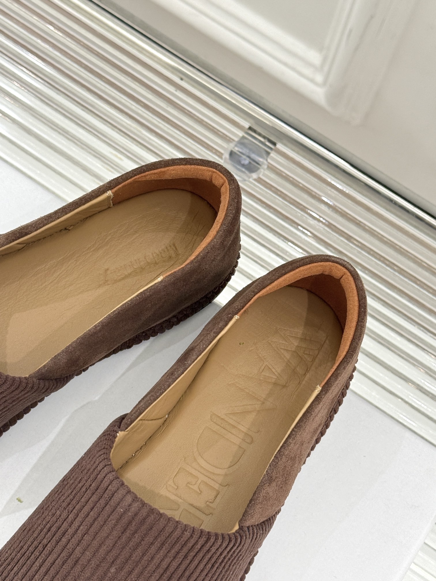 
JW anderson 25SS早春新品乐福鞋
网红大爱的百搭款乐福鞋
原版拆解复刻 😎 
时髦精必入