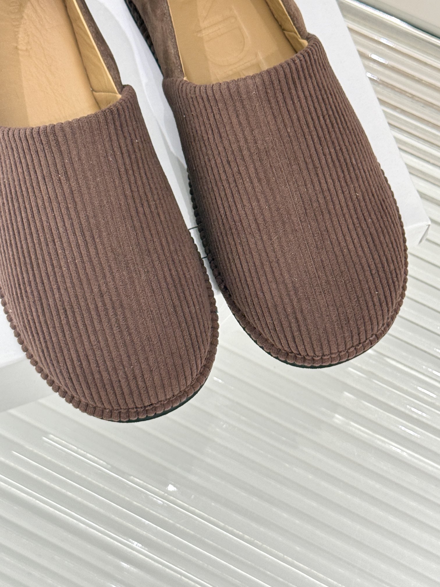 
JW anderson 25SS早春新品乐福鞋
网红大爱的百搭款乐福鞋
原版拆解复刻 😎 
时髦精必入