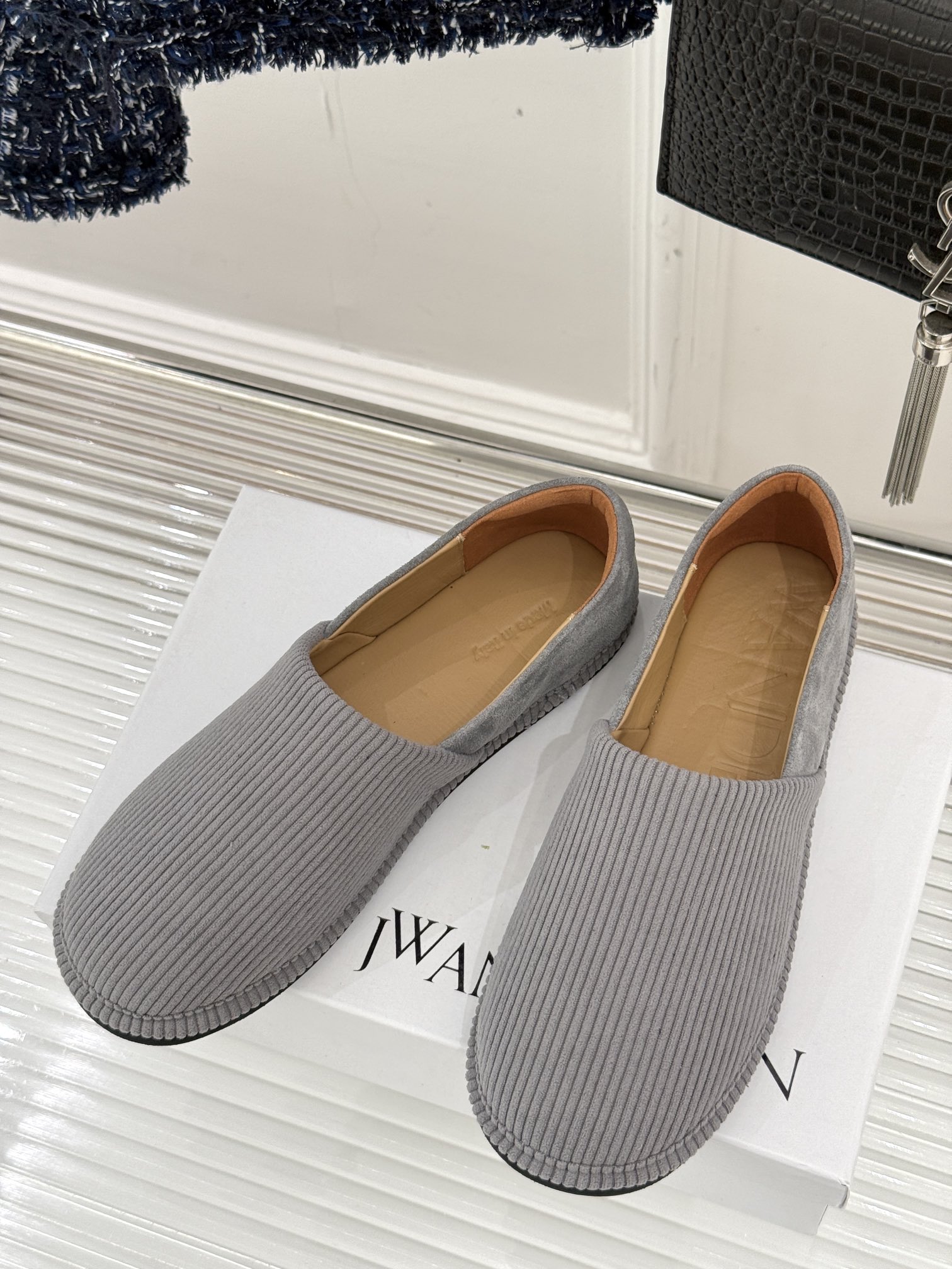 
JW anderson 25SS早春新品乐福鞋
网红大爱的百搭款乐福鞋
原版拆解复刻 😎 
时髦精必入