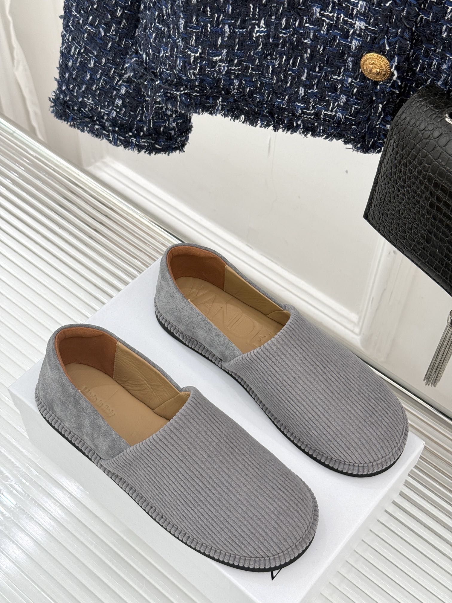 
JW anderson 25SS早春新品乐福鞋
网红大爱的百搭款乐福鞋
原版拆解复刻 😎 
时髦精必入