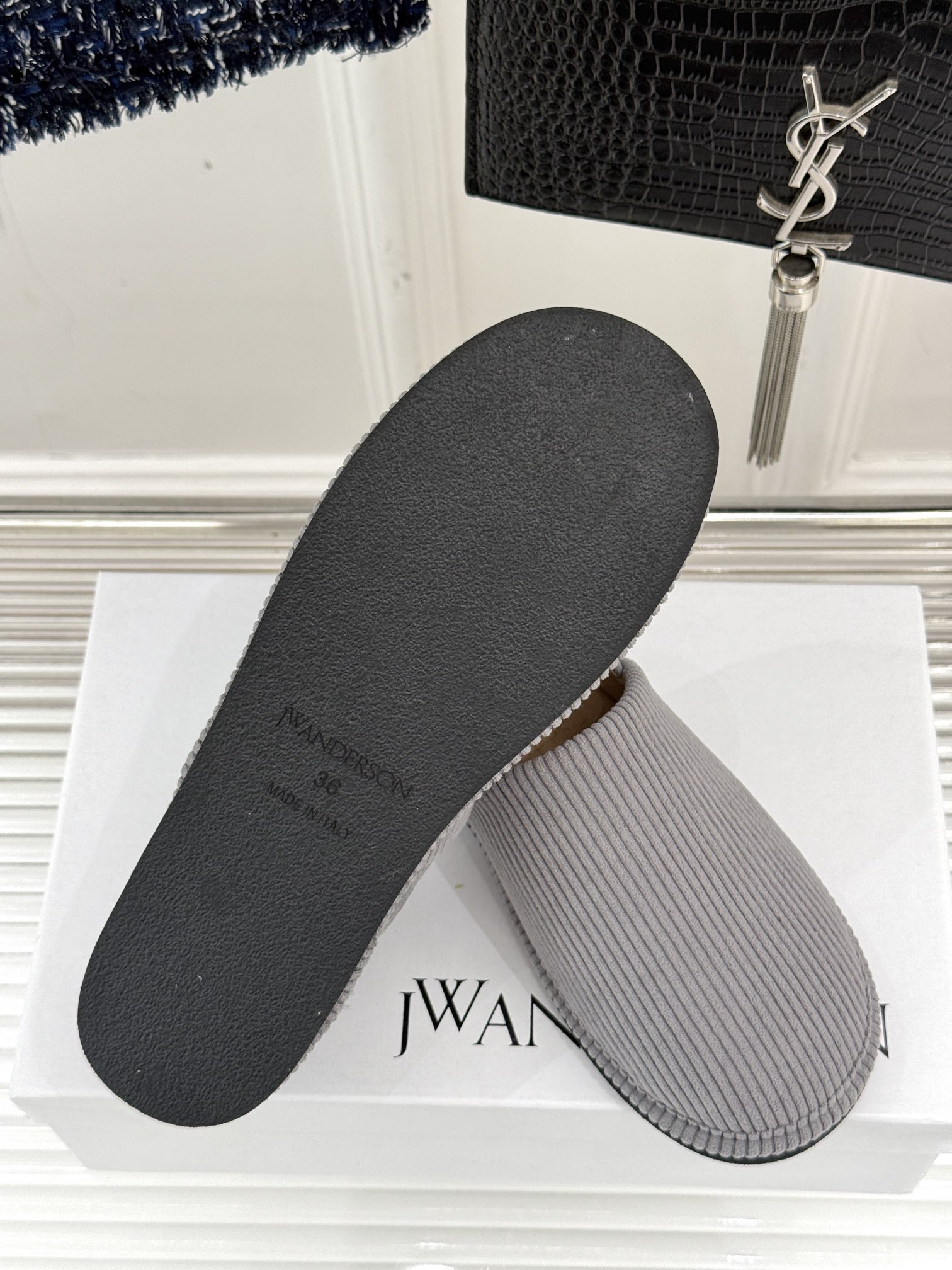 
JW anderson 25SS早春新品乐福鞋
网红大爱的百搭款乐福鞋
原版拆解复刻 😎 
时髦精必入