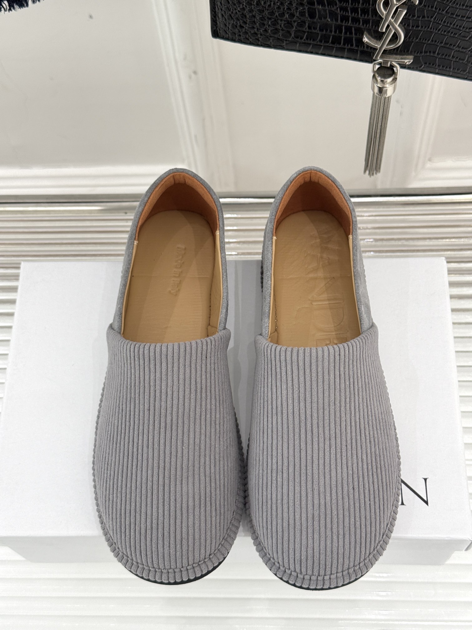 
JW anderson 25SS早春新品乐福鞋
网红大爱的百搭款乐福鞋
原版拆解复刻 😎 
时髦精必入