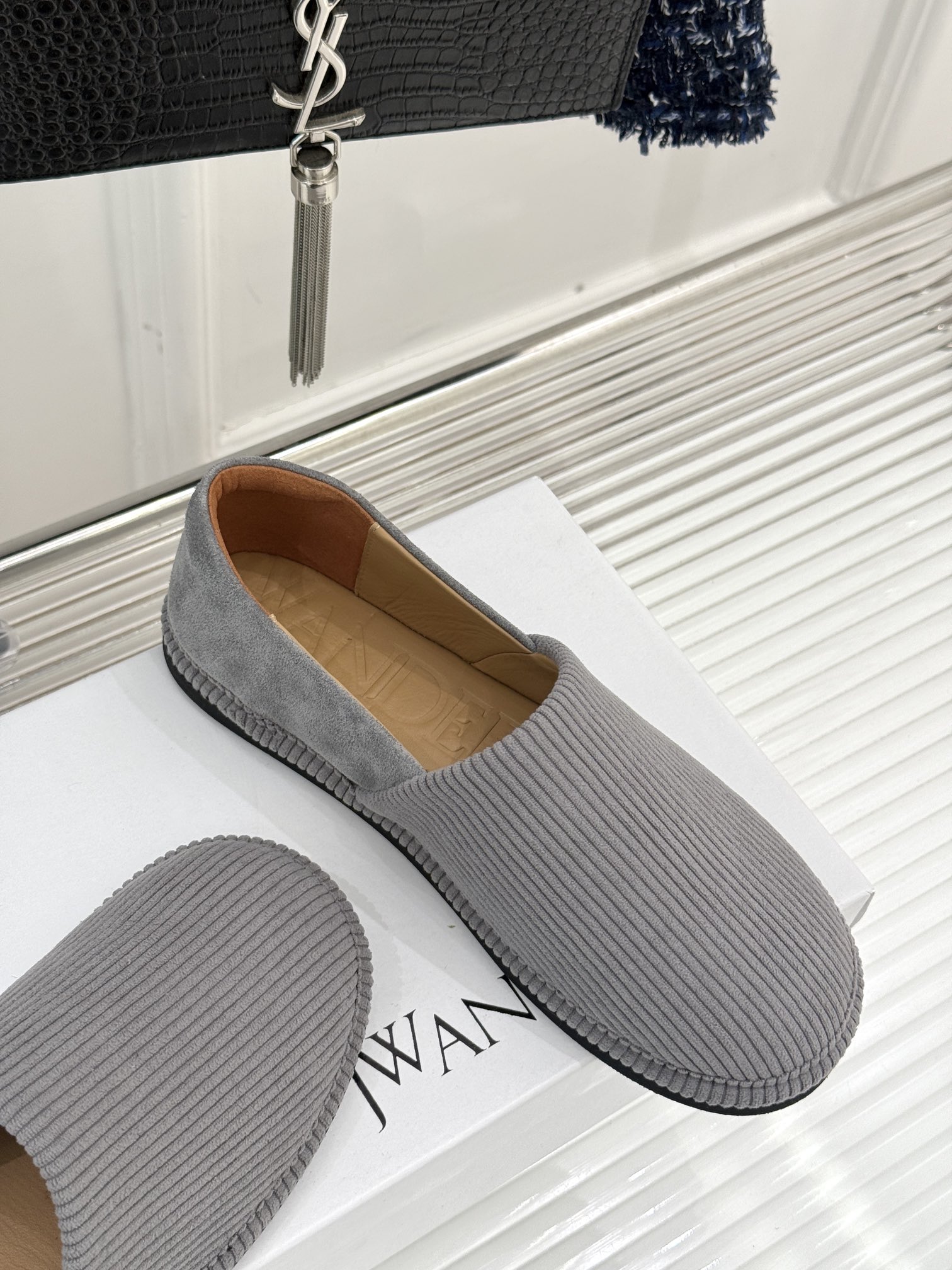 
JW anderson 25SS早春新品乐福鞋
网红大爱的百搭款乐福鞋
原版拆解复刻 😎 
时髦精必入