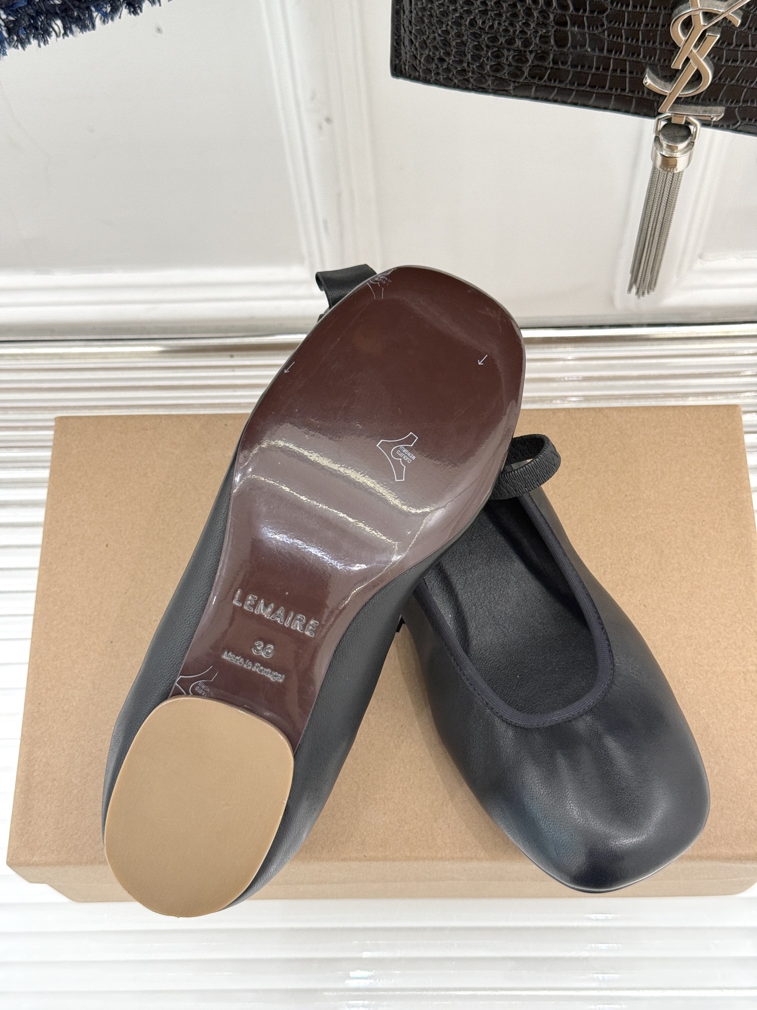 
Lemaire25s巴黎时装周秋冬罗马芭蕾舞鞋
鞋面采用原版定制材质
内里垫脚均为水染牛皮
意大利进口