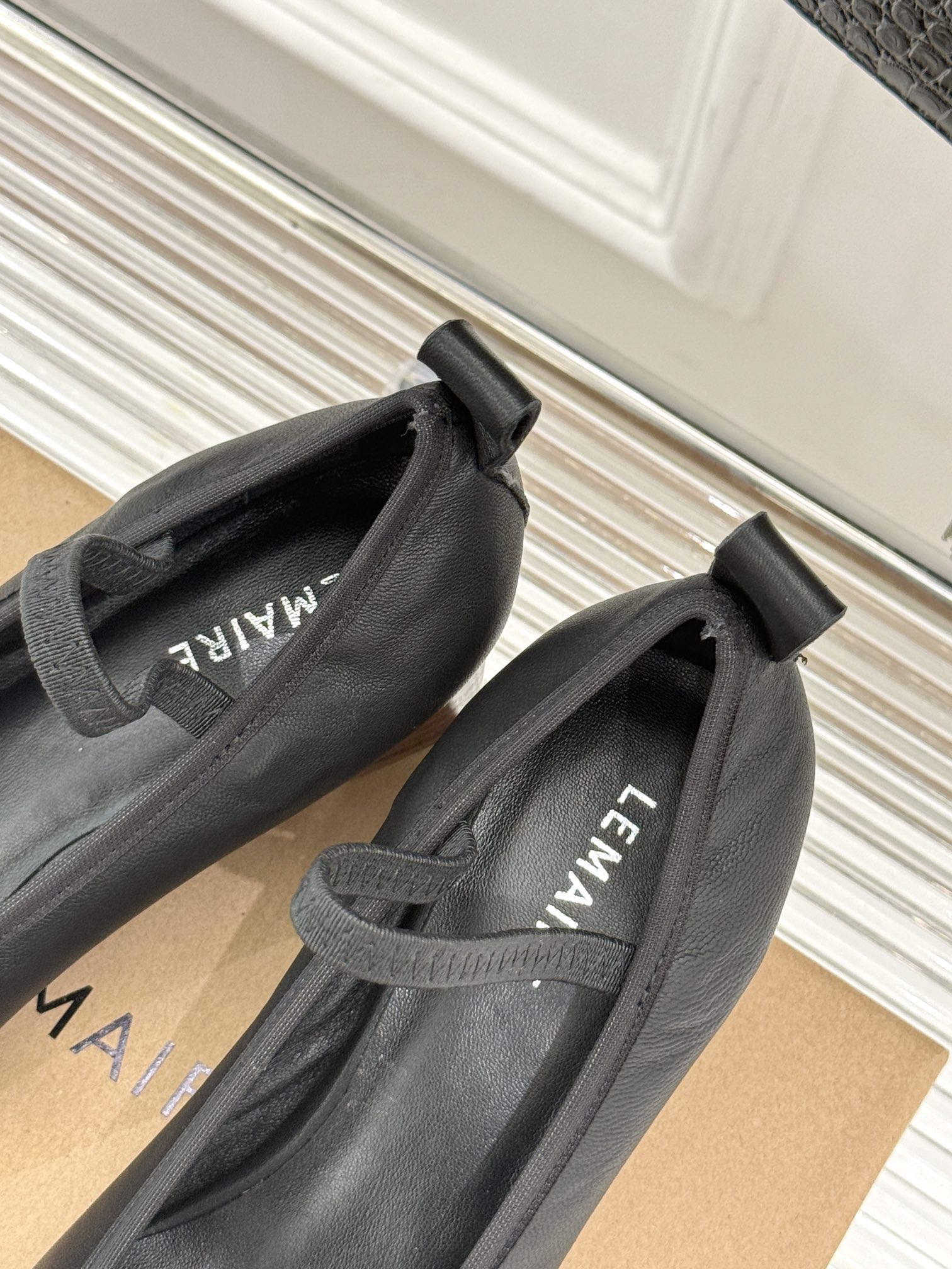 
Lemaire25s巴黎时装周秋冬罗马芭蕾舞鞋
鞋面采用原版定制材质
内里垫脚均为水染牛皮
意大利进口