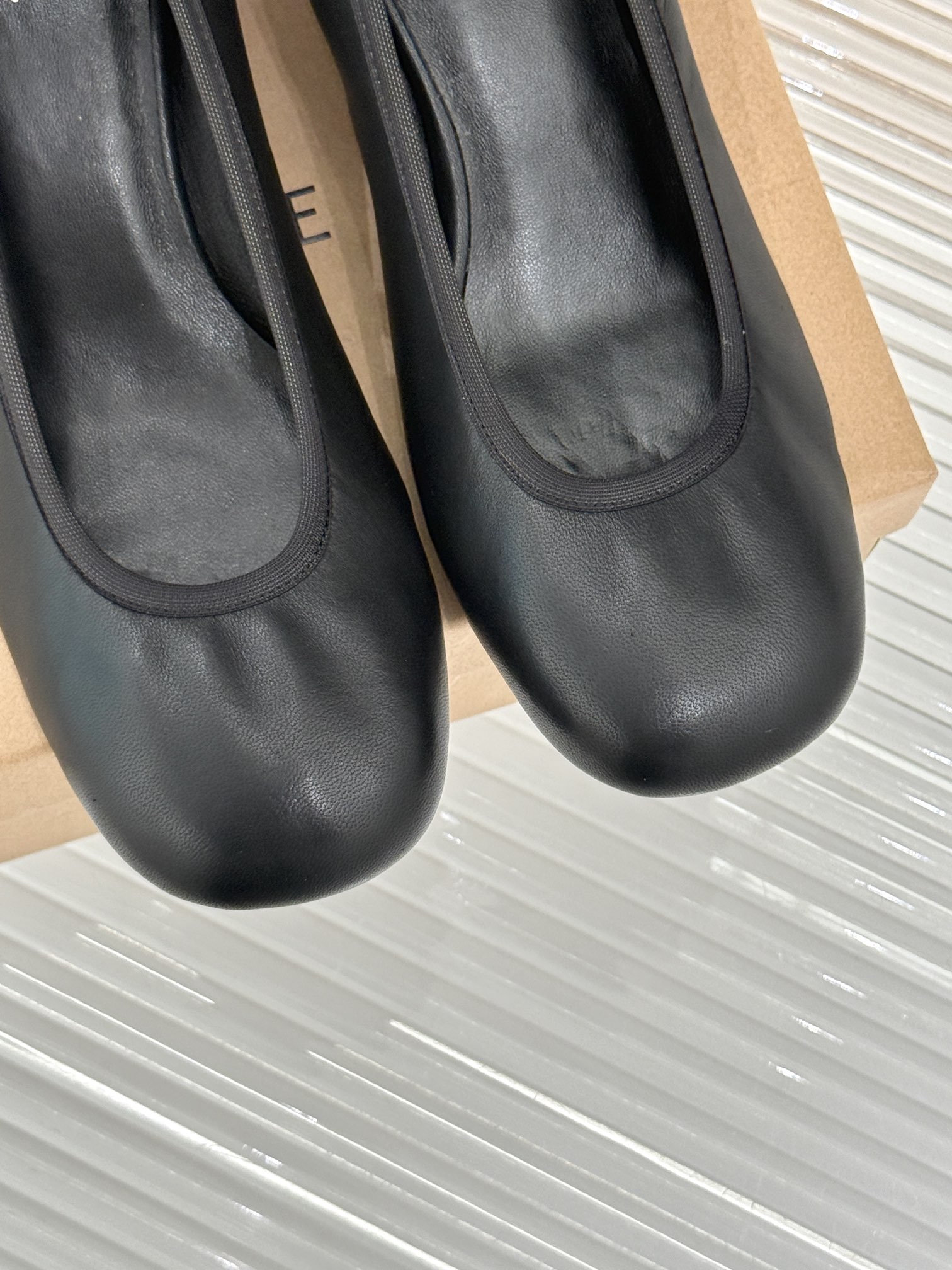 
Lemaire25s巴黎时装周秋冬罗马芭蕾舞鞋
鞋面采用原版定制材质
内里垫脚均为水染牛皮
意大利进口
