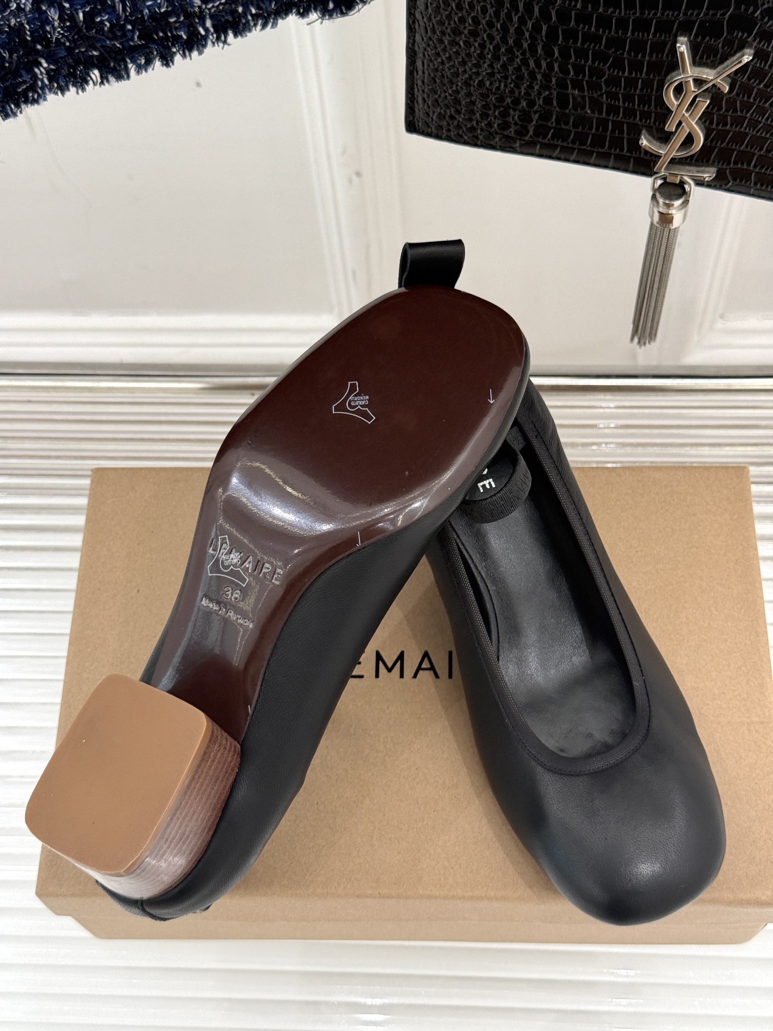 
Lemaire25s巴黎时装周秋冬罗马芭蕾舞鞋
鞋面采用原版定制材质
内里垫脚均为水染牛皮
意大利进口