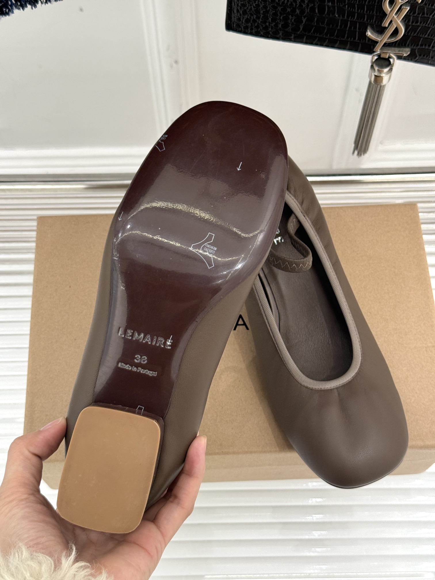 
Lemaire25s巴黎时装周秋冬罗马芭蕾舞鞋
鞋面采用原版定制材质
内里垫脚均为水染牛皮
意大利进口