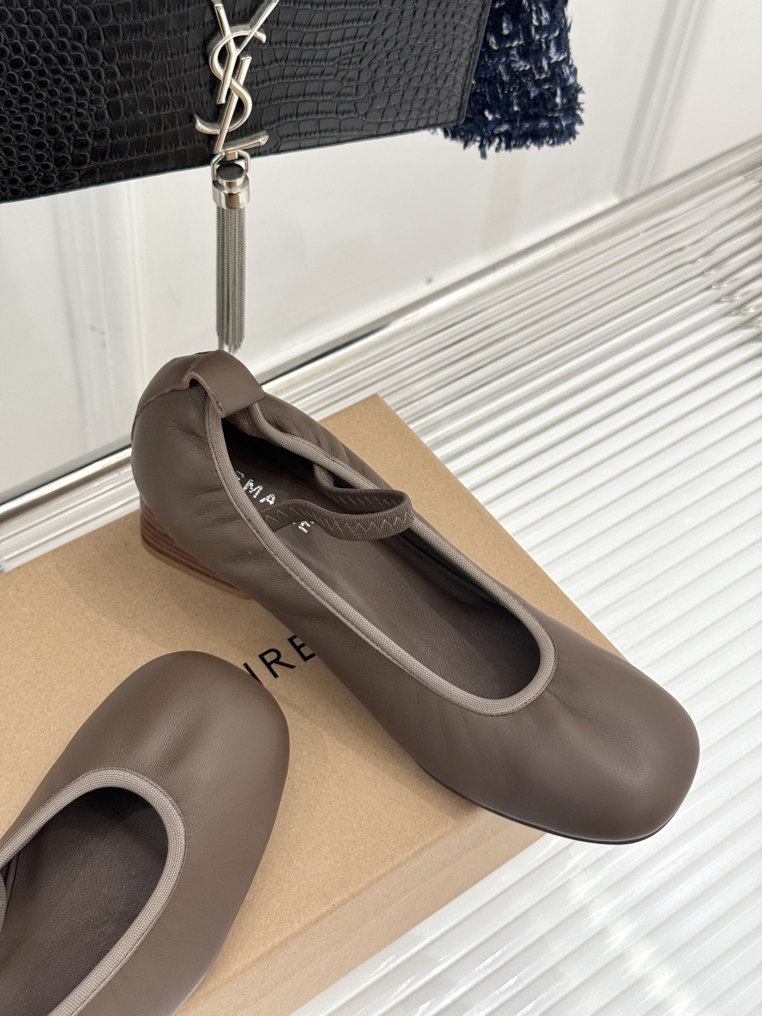 
Lemaire25s巴黎时装周秋冬罗马芭蕾舞鞋
鞋面采用原版定制材质
内里垫脚均为水染牛皮
意大利进口