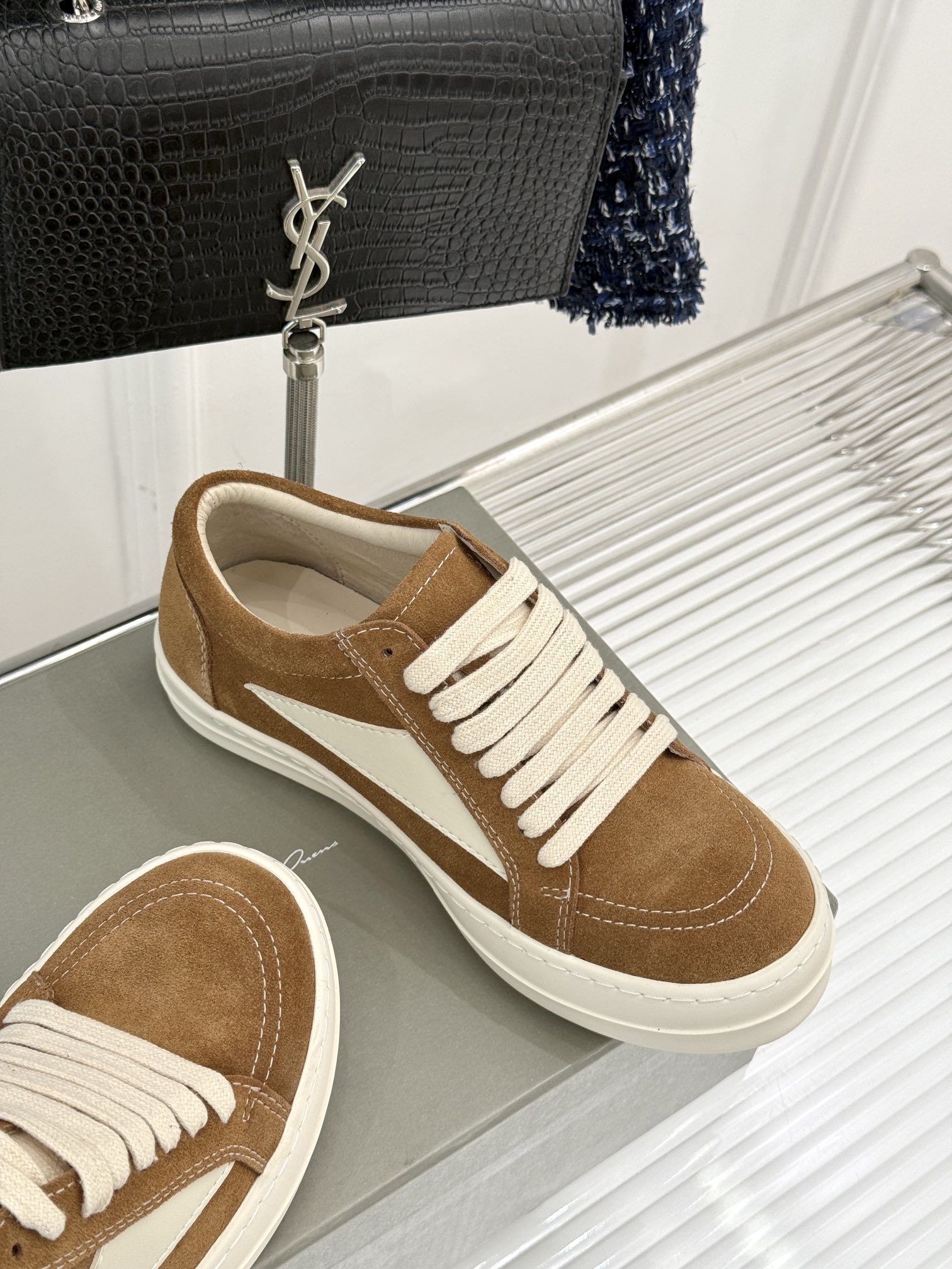 
Rick Owens/欧文斯经典休闲板鞋
原版购入开发.所有的材质都与原版一致！
经典复古及时尚美感融
