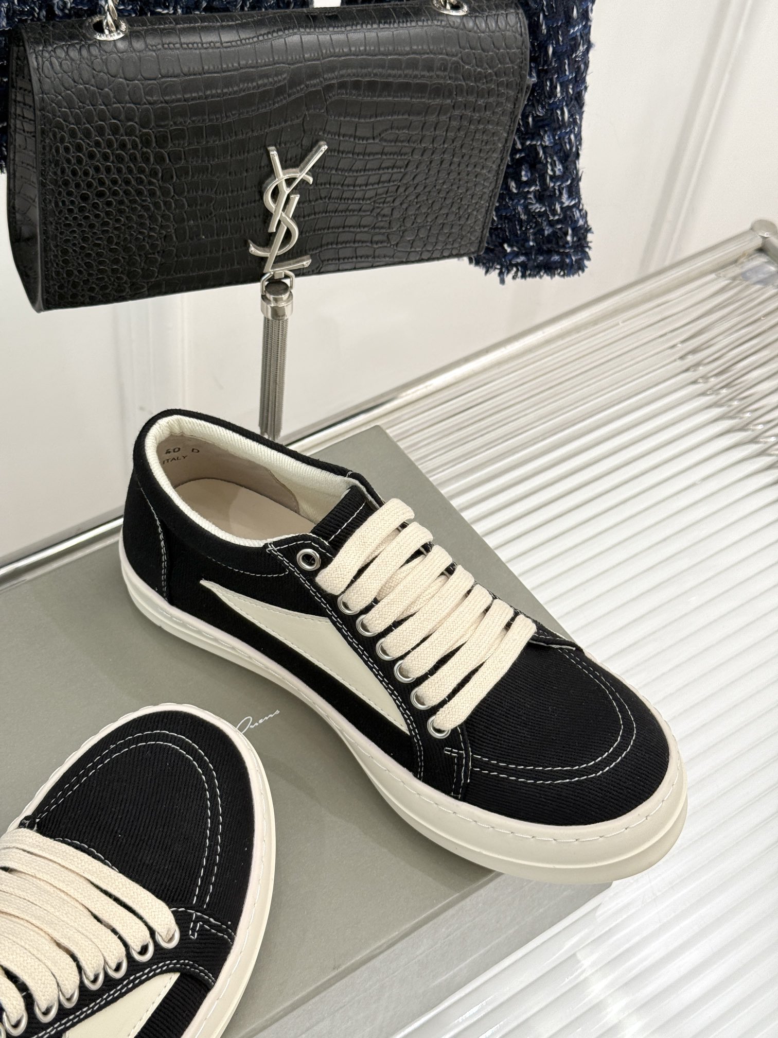 
Rick Owens/欧文斯经典休闲板鞋
原版购入开发.所有的材质都与原版一致！
经典复古及时尚美感融
