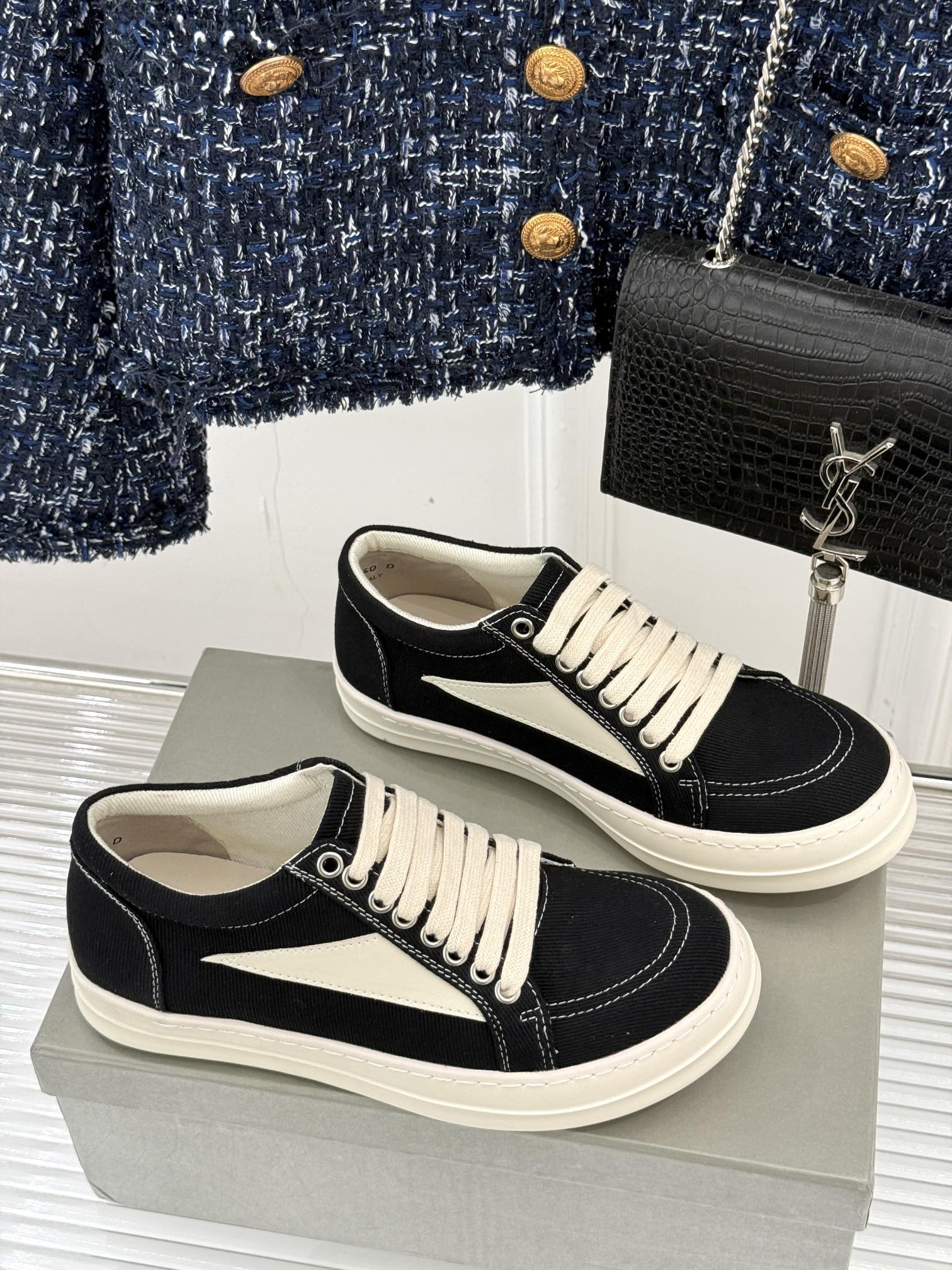 
Rick Owens/欧文斯经典休闲板鞋
原版购入开发.所有的材质都与原版一致！
经典复古及时尚美感融