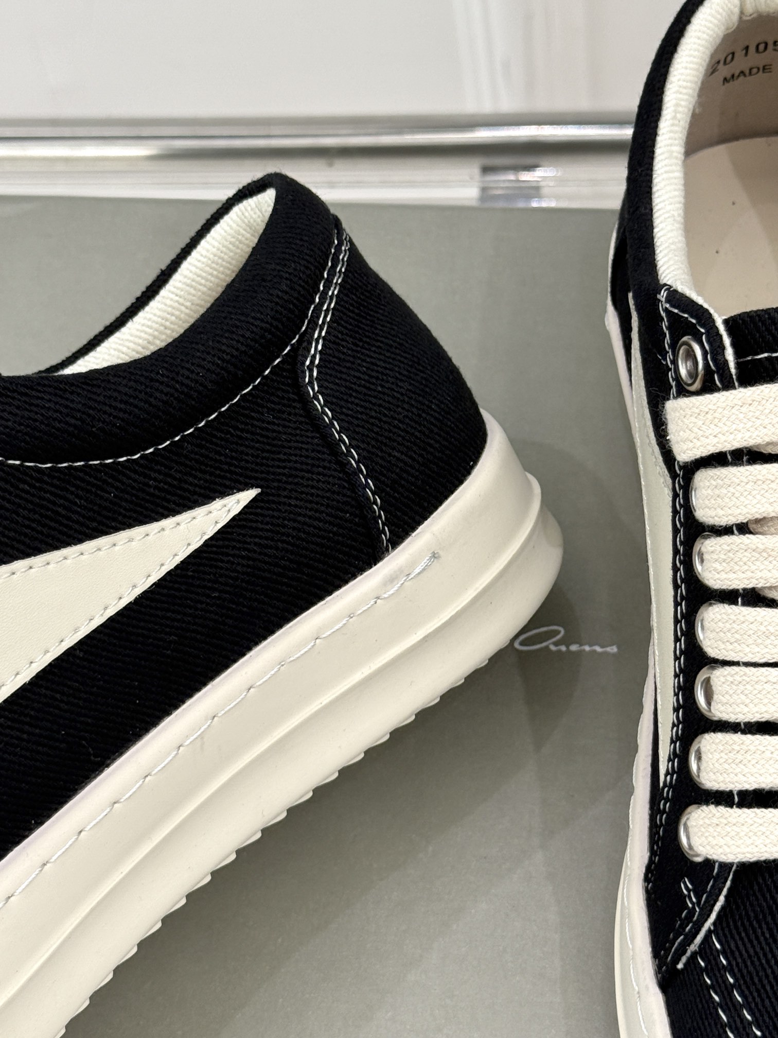 
Rick Owens/欧文斯经典休闲板鞋
原版购入开发.所有的材质都与原版一致！
经典复古及时尚美感融