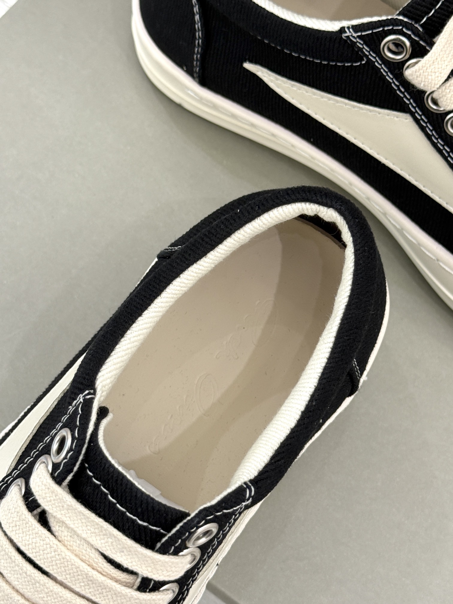 
Rick Owens/欧文斯经典休闲板鞋
原版购入开发.所有的材质都与原版一致！
经典复古及时尚美感融