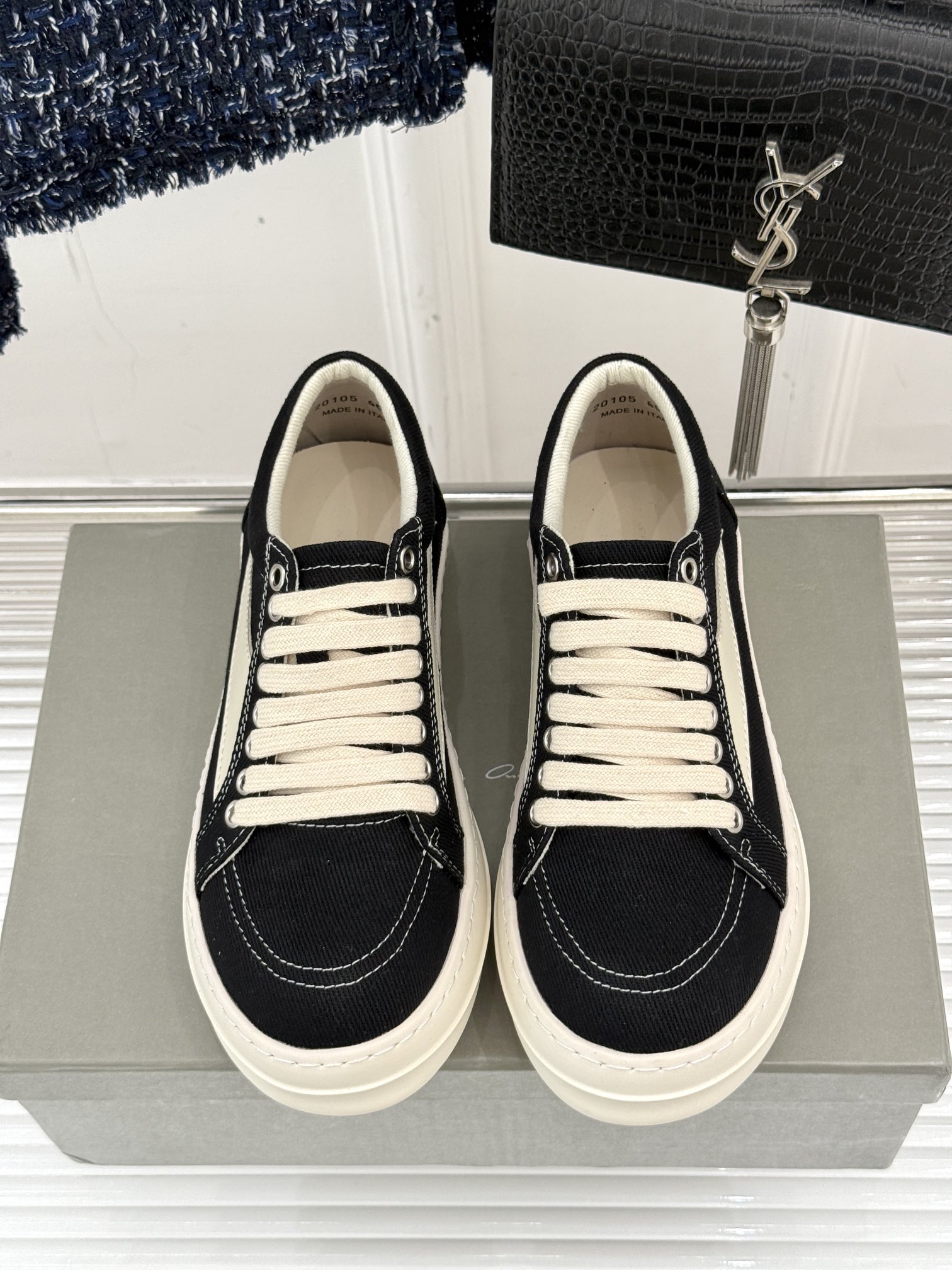 
Rick Owens/欧文斯经典休闲板鞋
原版购入开发.所有的材质都与原版一致！
经典复古及时尚美感融