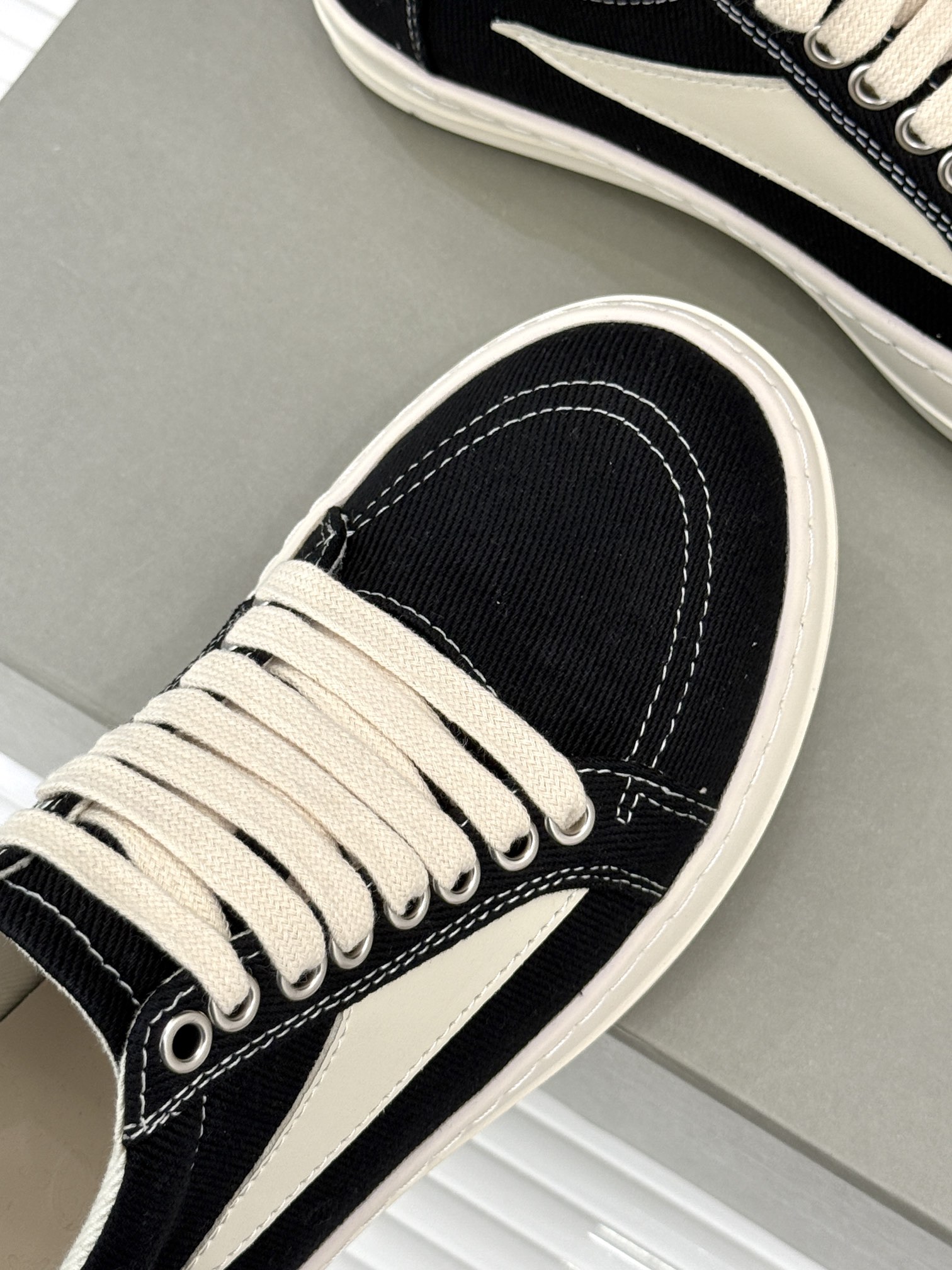 
Rick Owens/欧文斯经典休闲板鞋
原版购入开发.所有的材质都与原版一致！
经典复古及时尚美感融