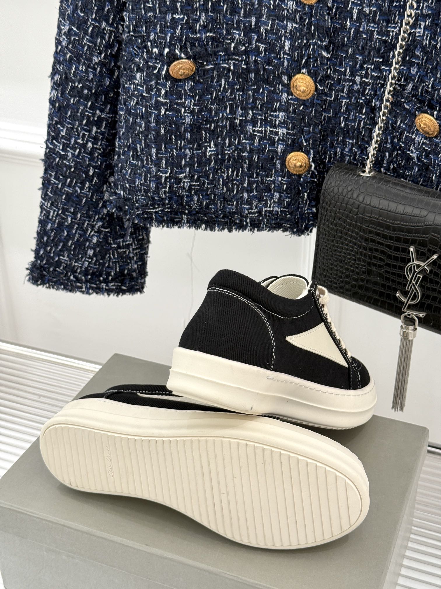 
Rick Owens/欧文斯经典休闲板鞋
原版购入开发.所有的材质都与原版一致！
经典复古及时尚美感融