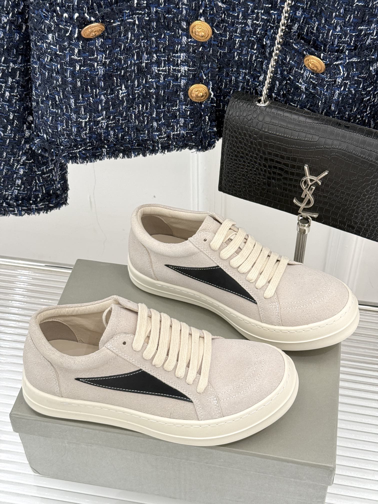 
Rick Owens/欧文斯经典休闲板鞋
原版购入开发.所有的材质都与原版一致！
经典复古及时尚美感融