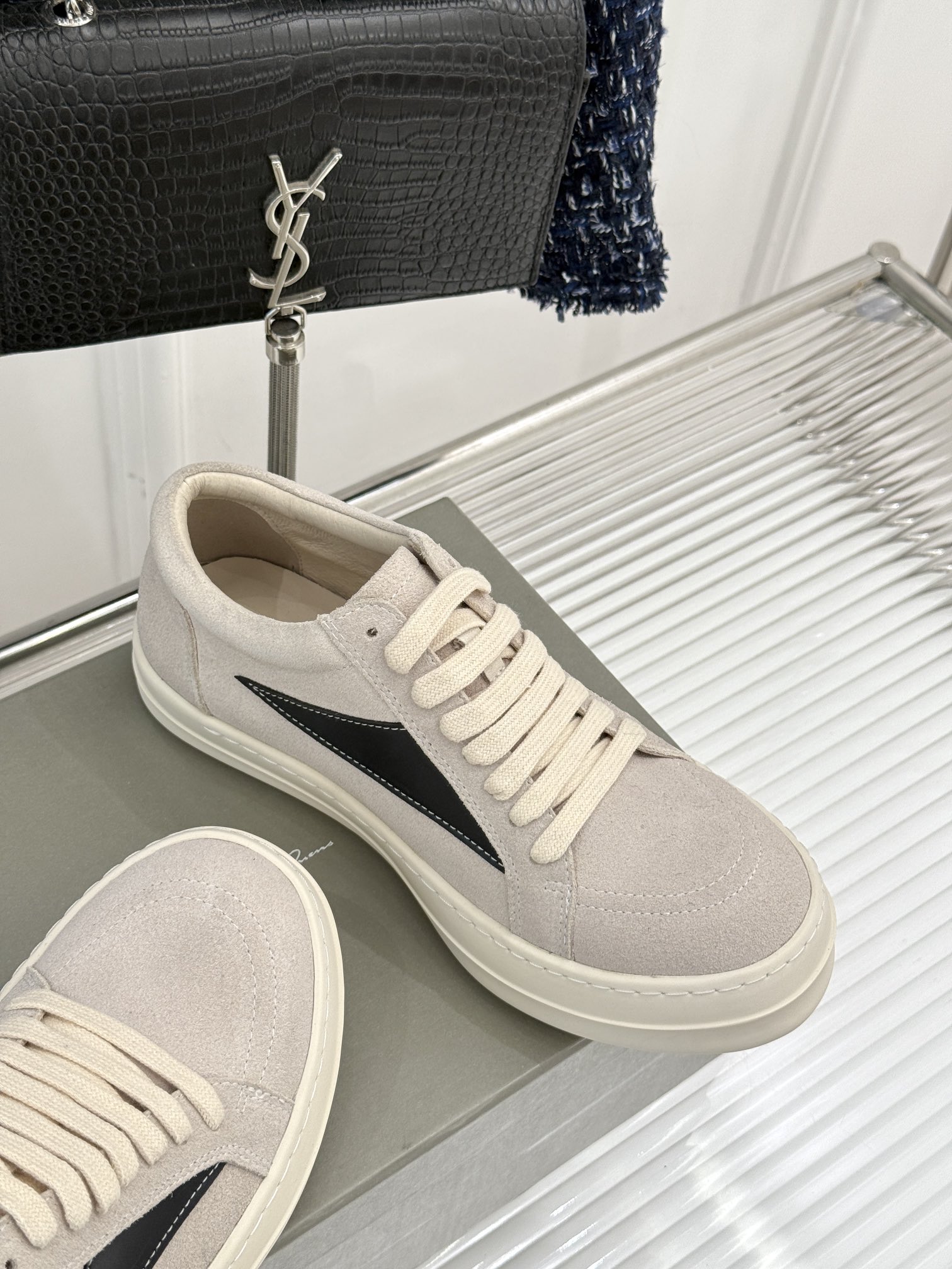 
Rick Owens/欧文斯经典休闲板鞋
原版购入开发.所有的材质都与原版一致！
经典复古及时尚美感融