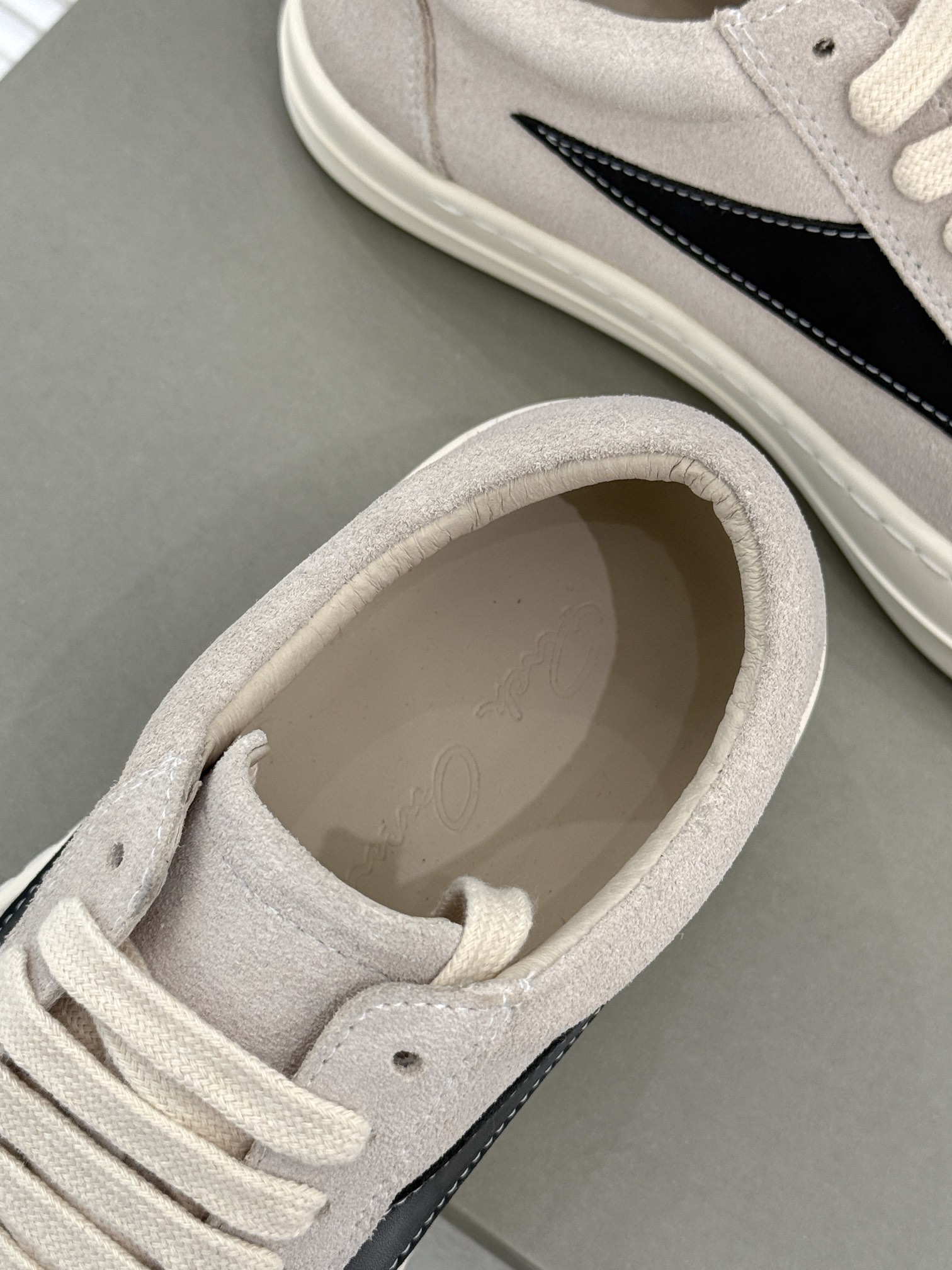 
Rick Owens/欧文斯经典休闲板鞋
原版购入开发.所有的材质都与原版一致！
经典复古及时尚美感融