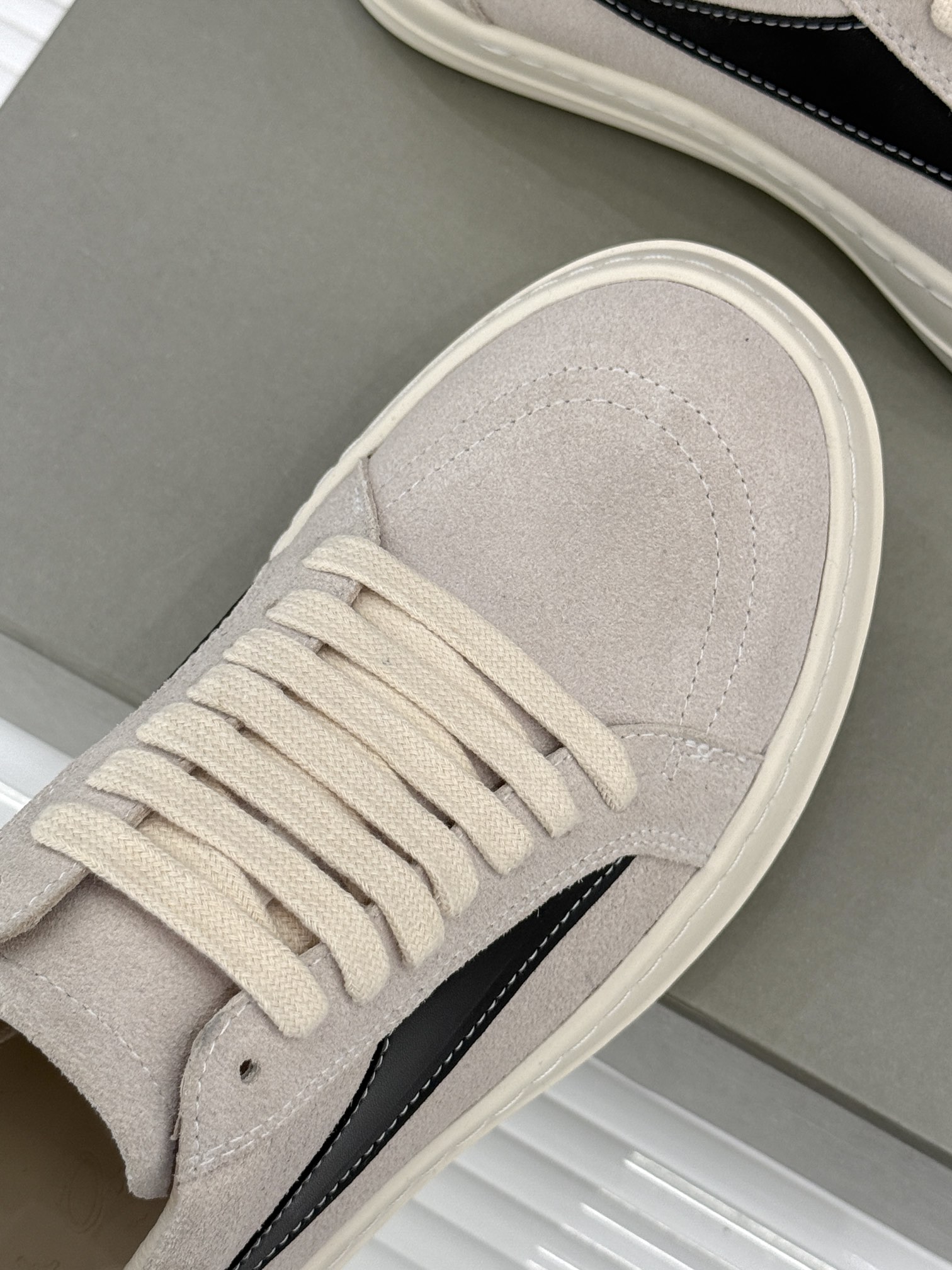 
Rick Owens/欧文斯经典休闲板鞋
原版购入开发.所有的材质都与原版一致！
经典复古及时尚美感融