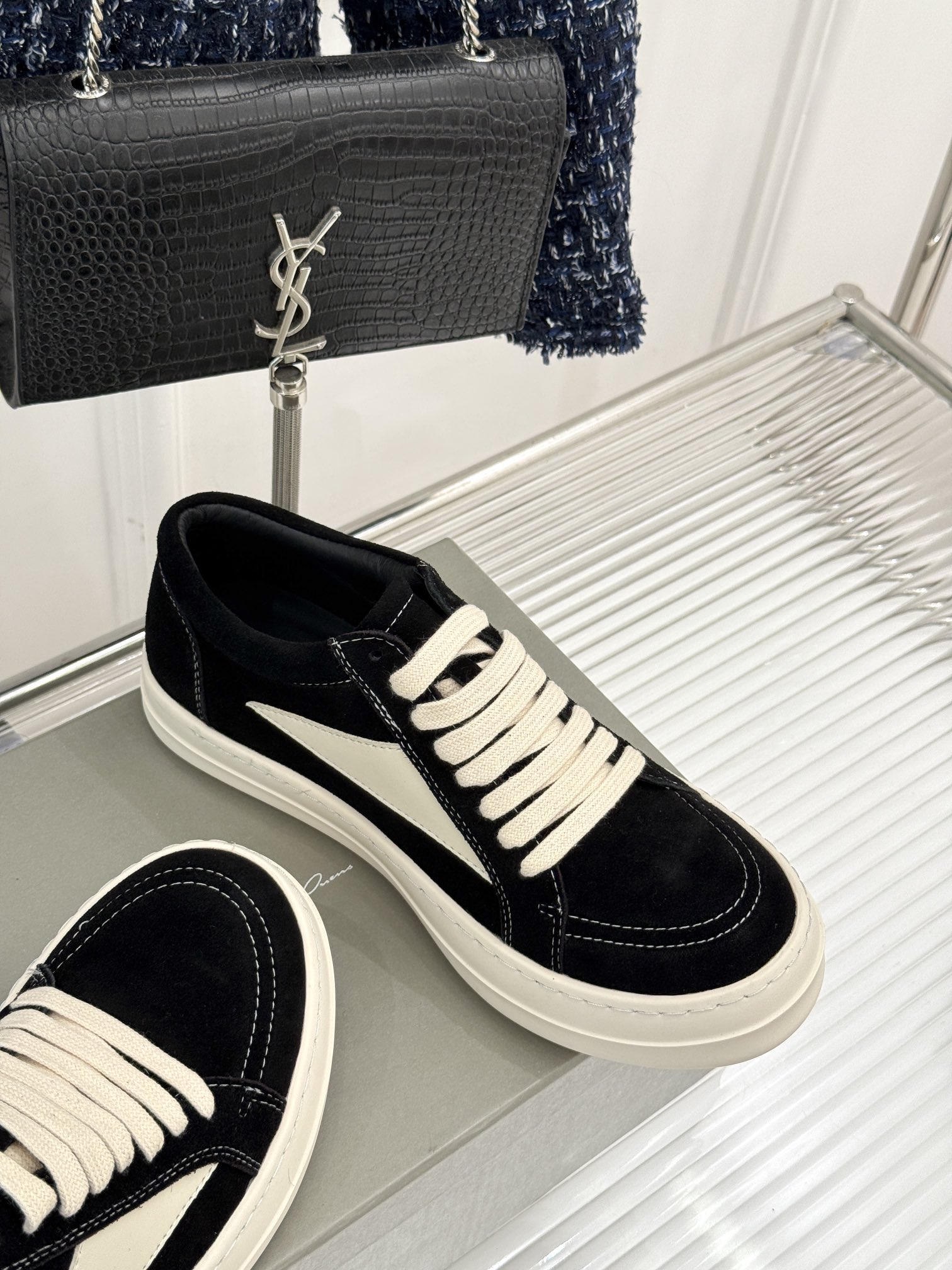 
Rick Owens/欧文斯经典休闲板鞋
原版购入开发.所有的材质都与原版一致！
经典复古及时尚美感融