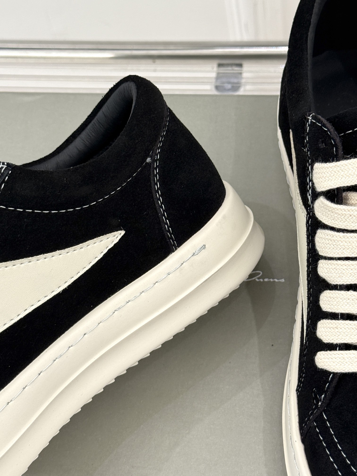 
Rick Owens/欧文斯经典休闲板鞋
原版购入开发.所有的材质都与原版一致！
经典复古及时尚美感融
