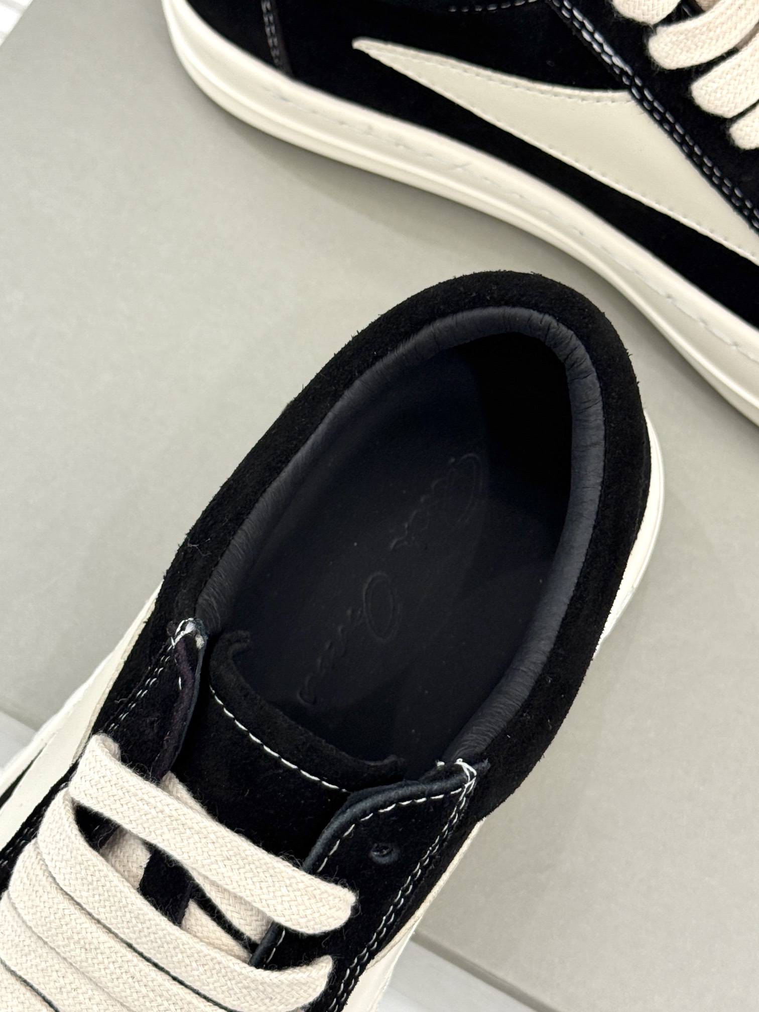 
Rick Owens/欧文斯经典休闲板鞋
原版购入开发.所有的材质都与原版一致！
经典复古及时尚美感融